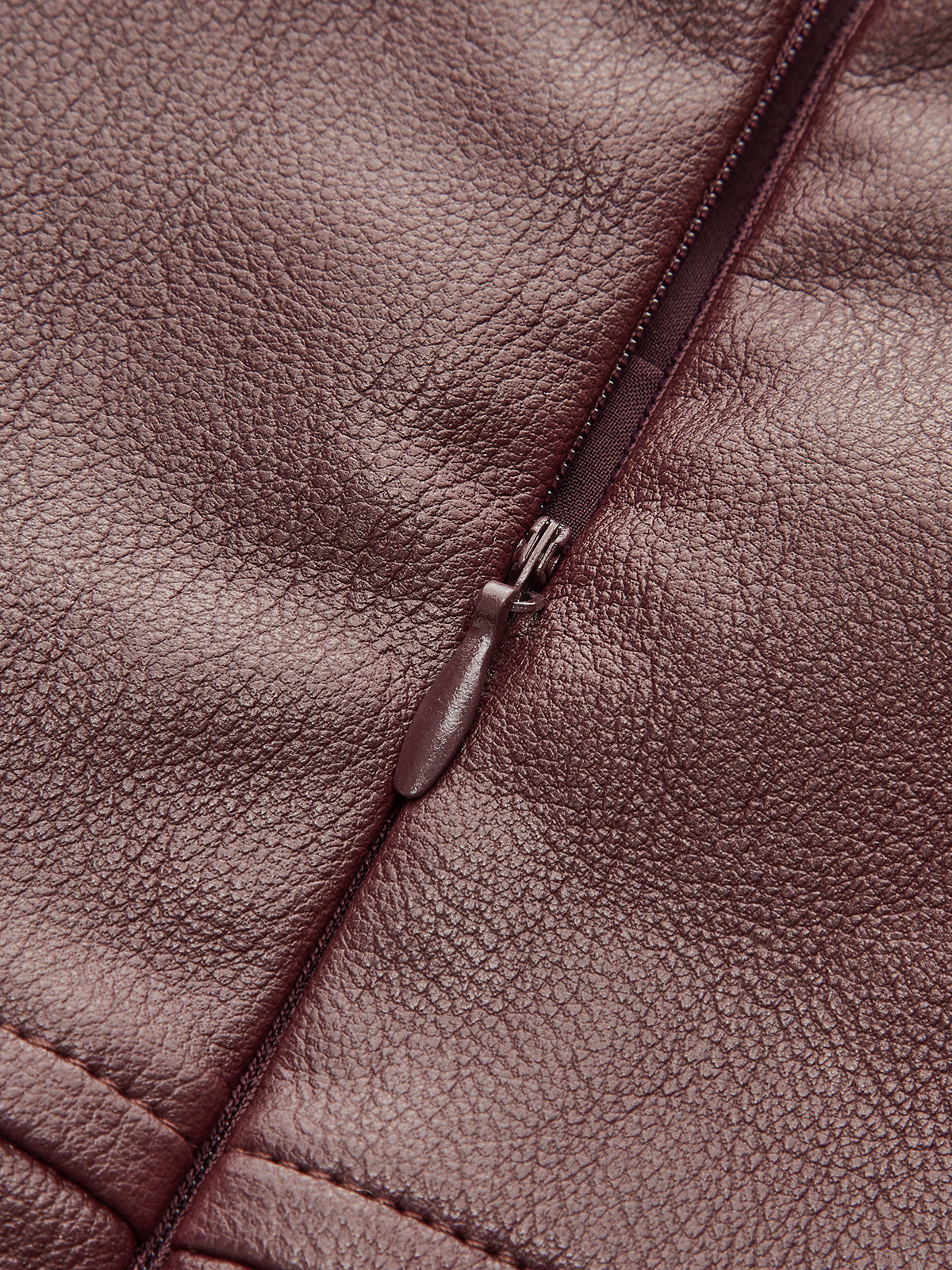 PU-Minirock mit hohem Bund und ausgestelltem Bein