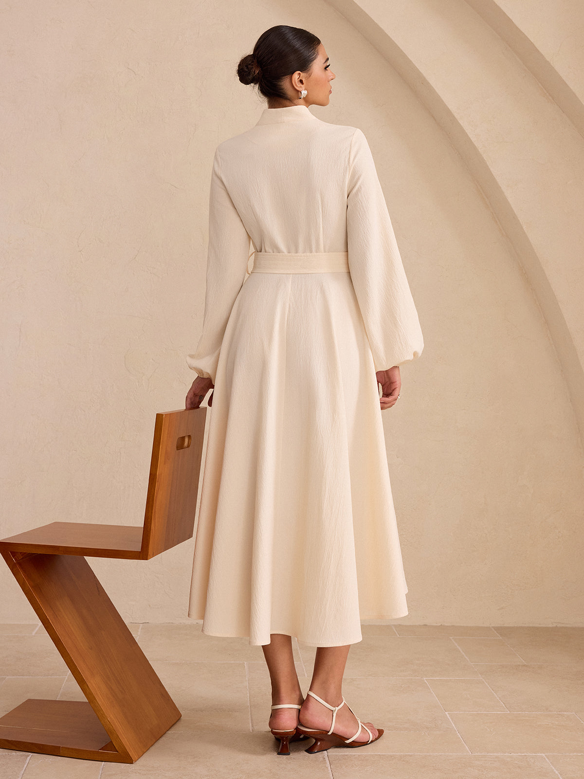 Tailliertes Langarm-Midikleid mit Knopfleiste
