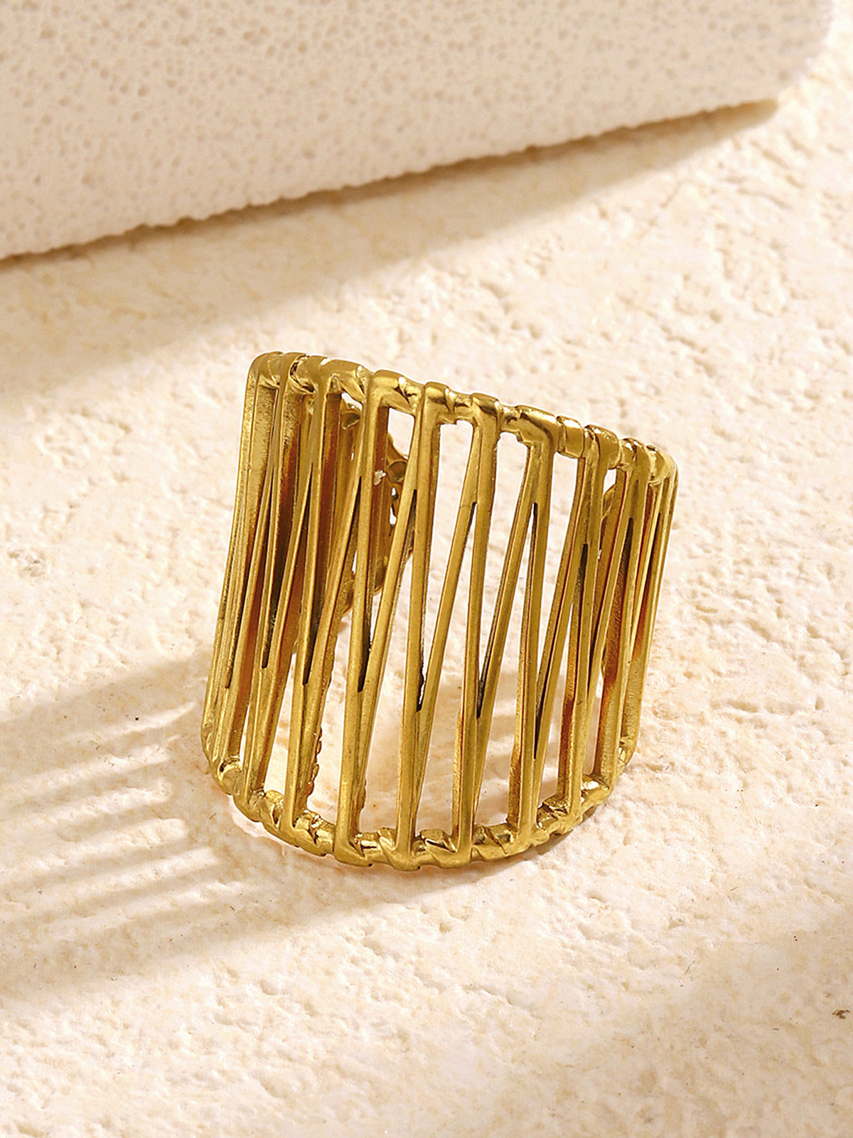 Bague dorée ajourée géométrique