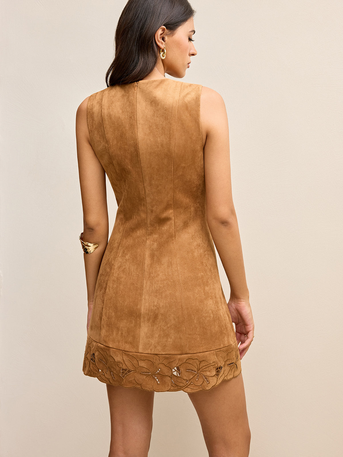 Robe mini sans manches à effet daim et broderie florale