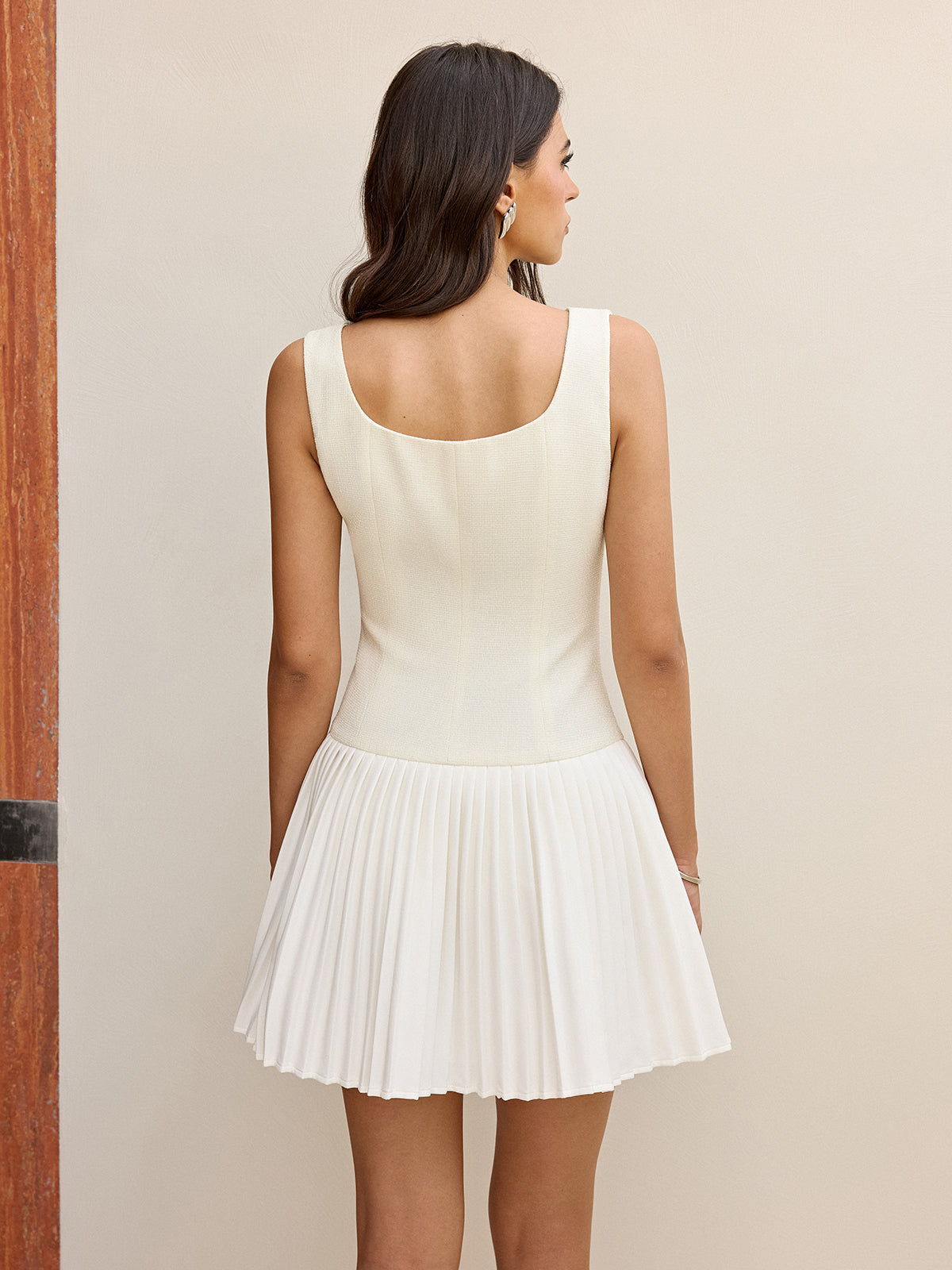 Robe courte à ourlet plissé et panneau boutonné sur le devant