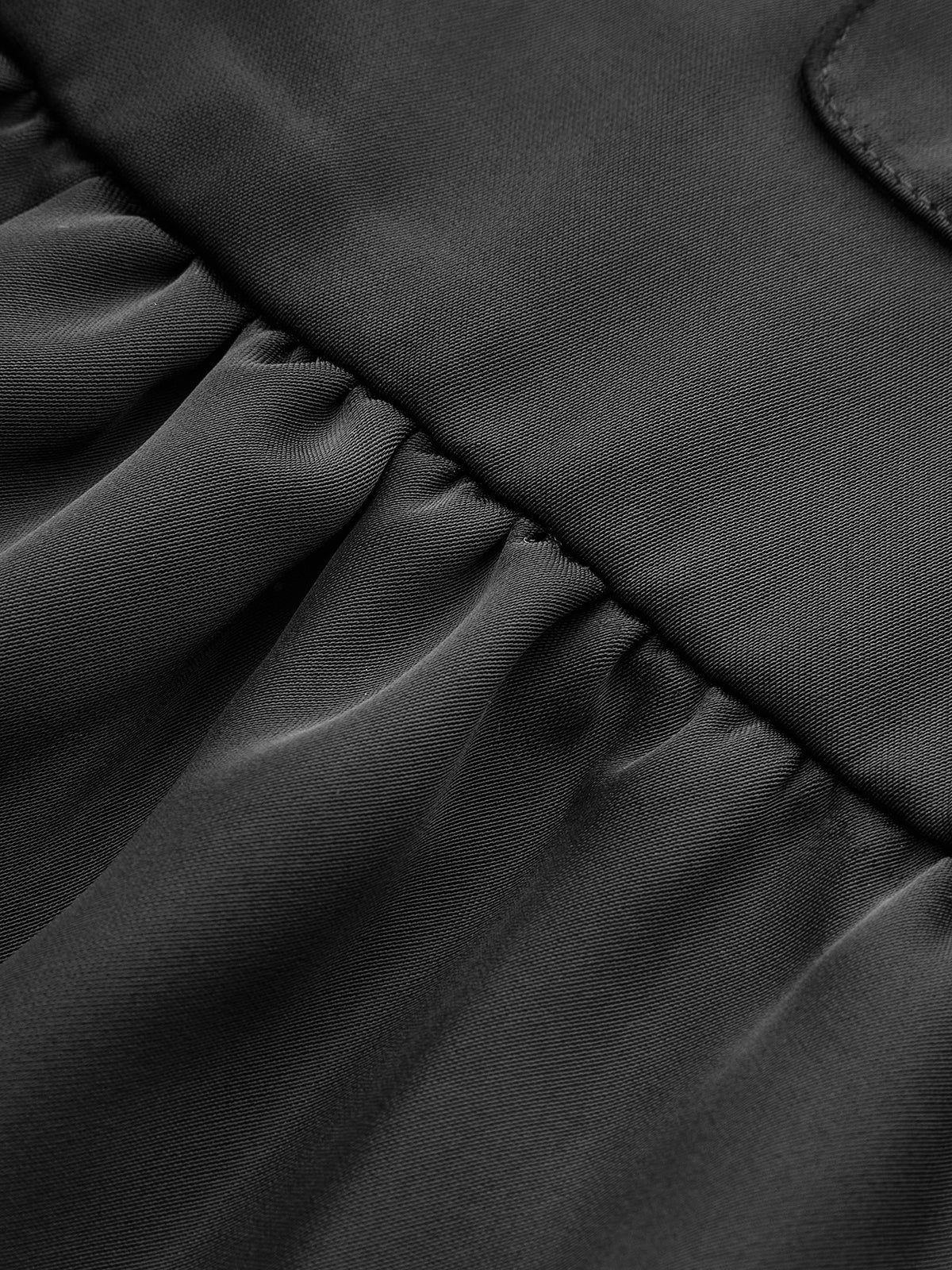 Robe mini à ourlet volanté et boutons métalliques sans ceinture