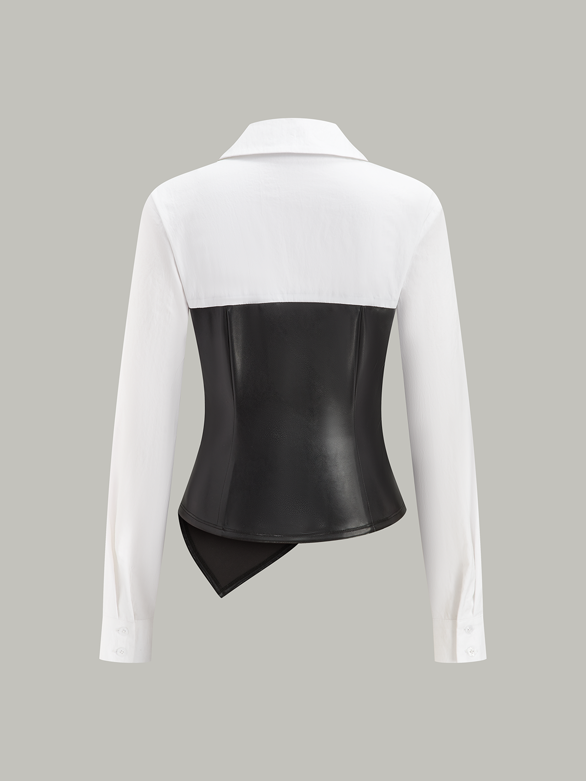 Bluse mit asymmetrischen Paneelen aus PU-Leder