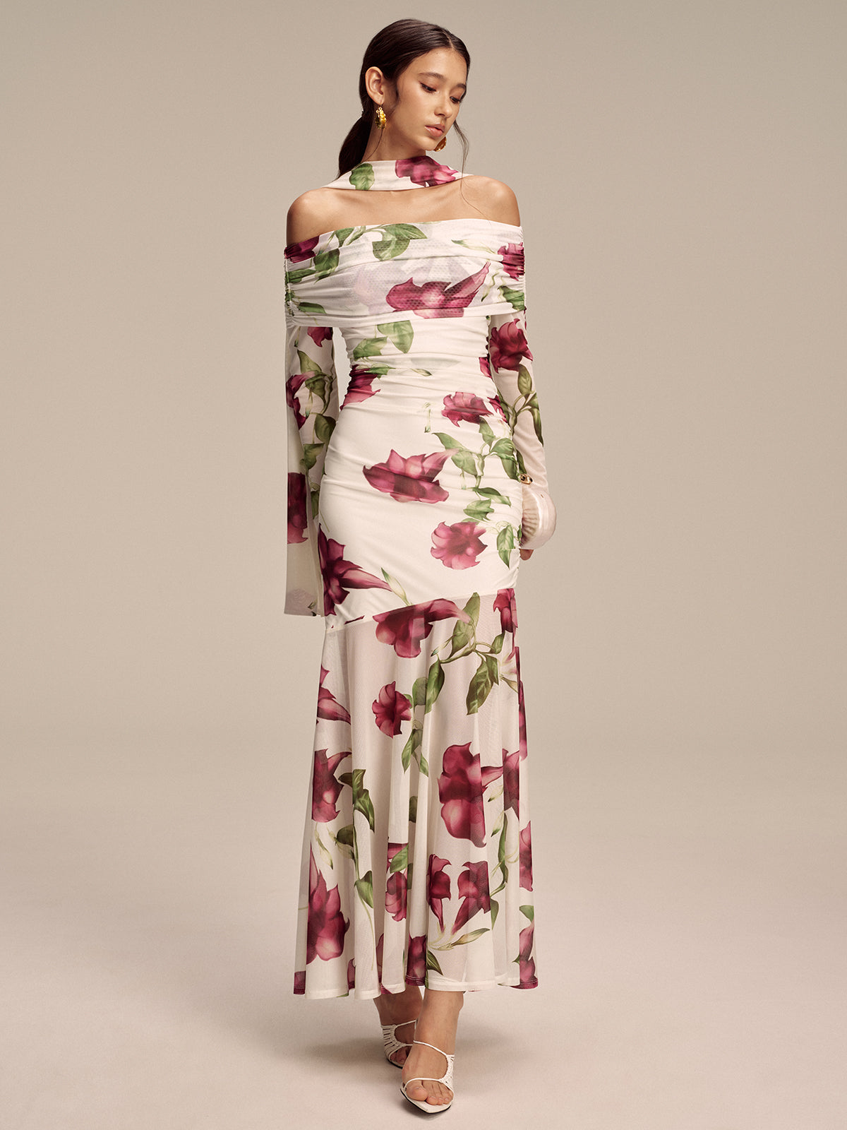 Robe longue en maille à imprimé floral, épaules dénudées et détail foulard