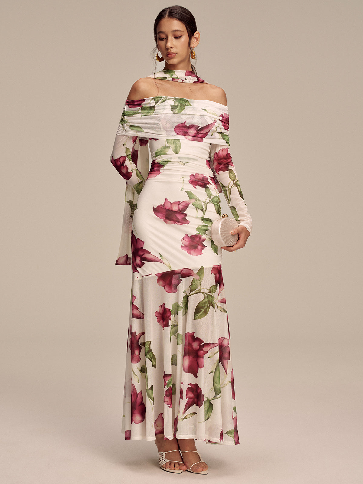 Robe longue en maille à imprimé floral, épaules dénudées et détail foulard