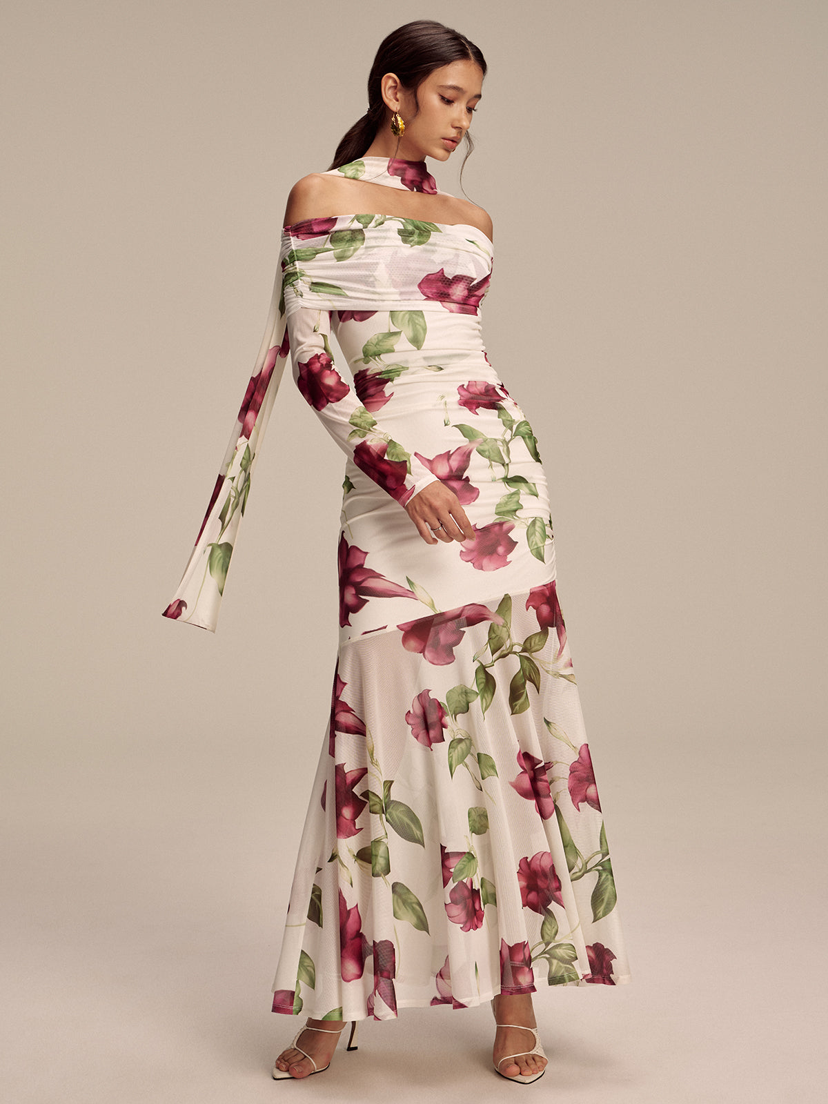 Robe longue en maille à imprimé floral, épaules dénudées et détail foulard