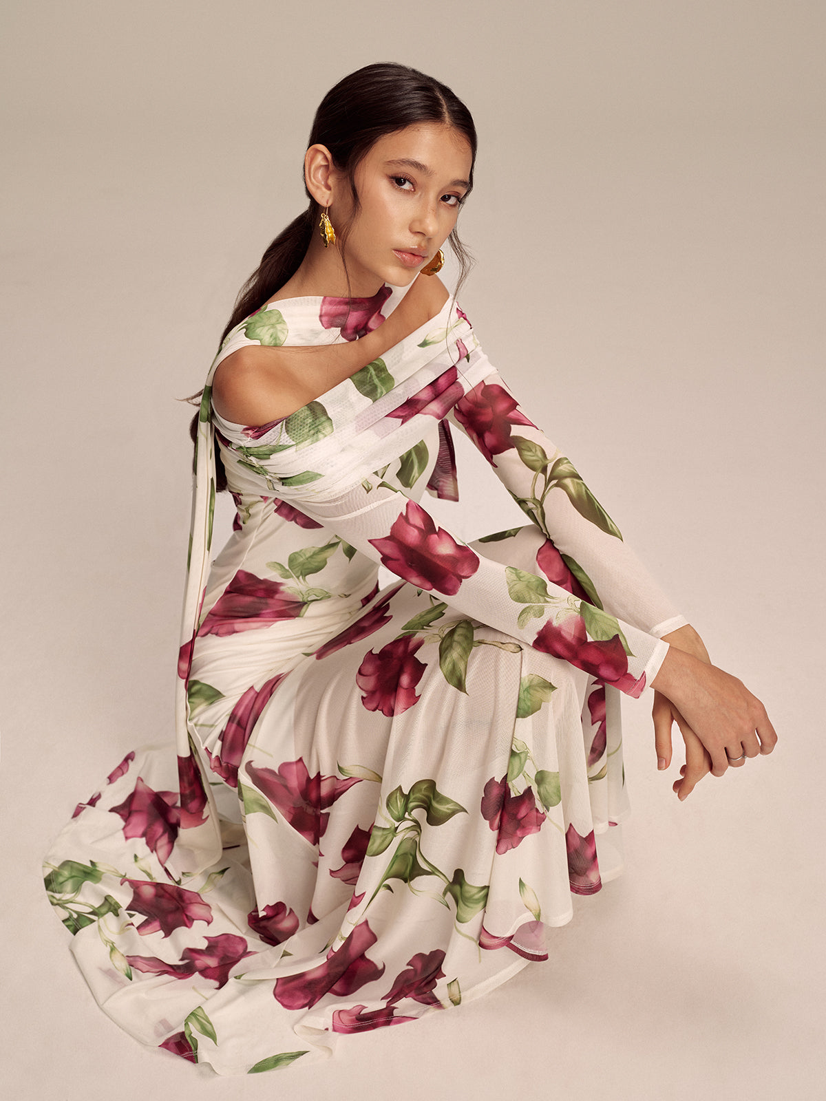 Robe longue en maille à imprimé floral, épaules dénudées et détail foulard
