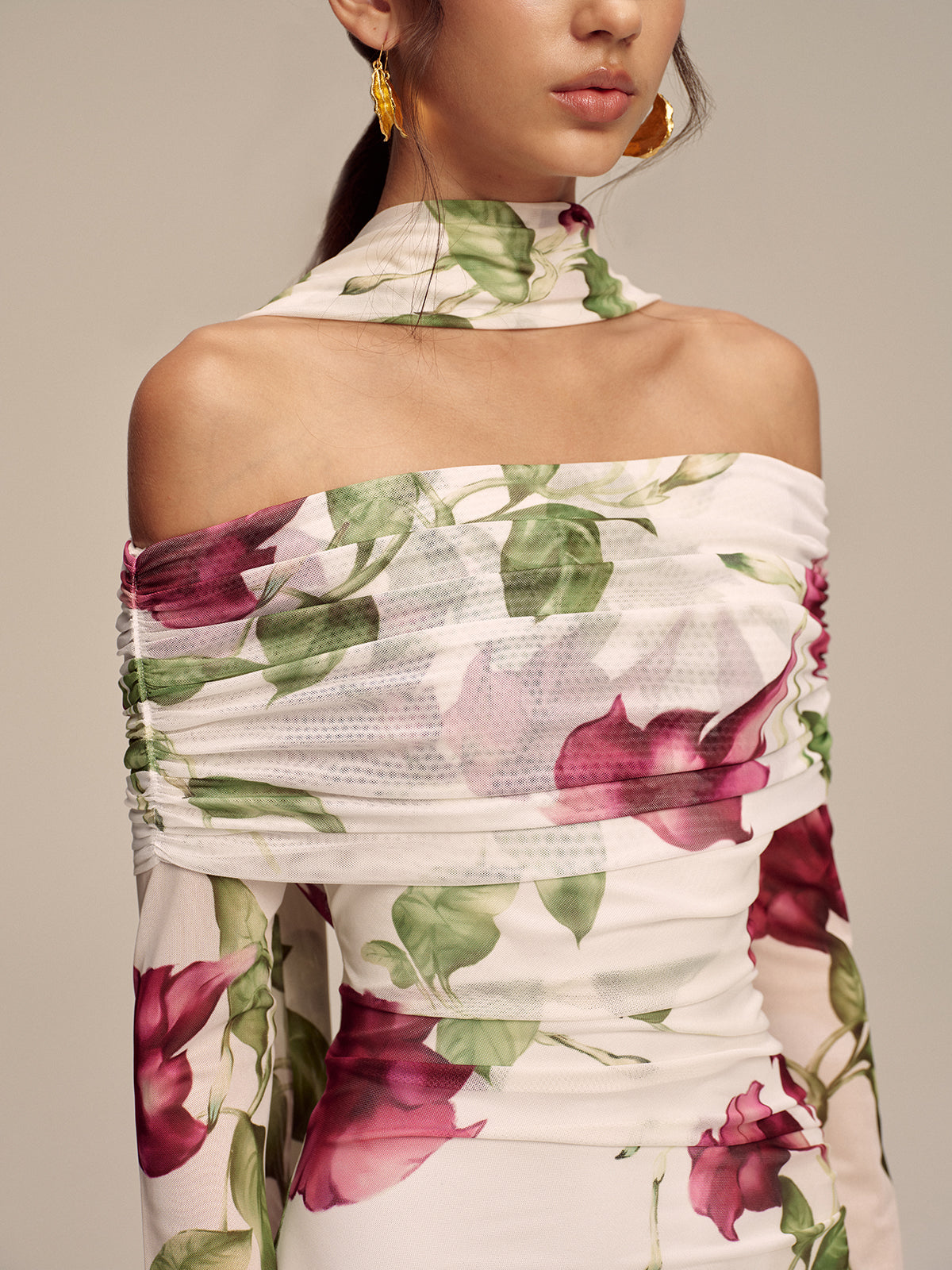 Robe longue en maille à imprimé floral, épaules dénudées et détail foulard