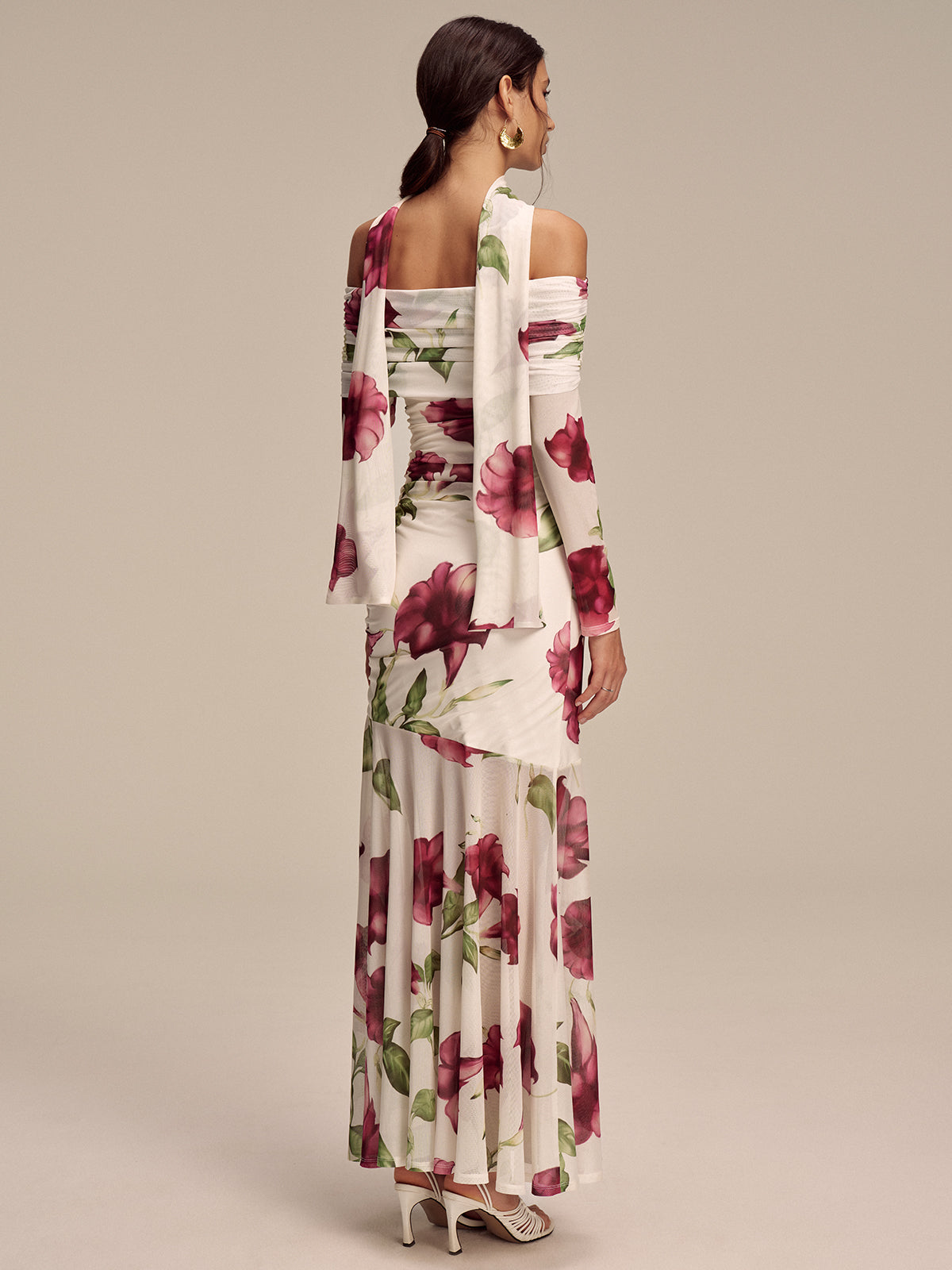 Maxikleid mit Blumenmuster, Carmen-Ausschnitt und Schaldetail