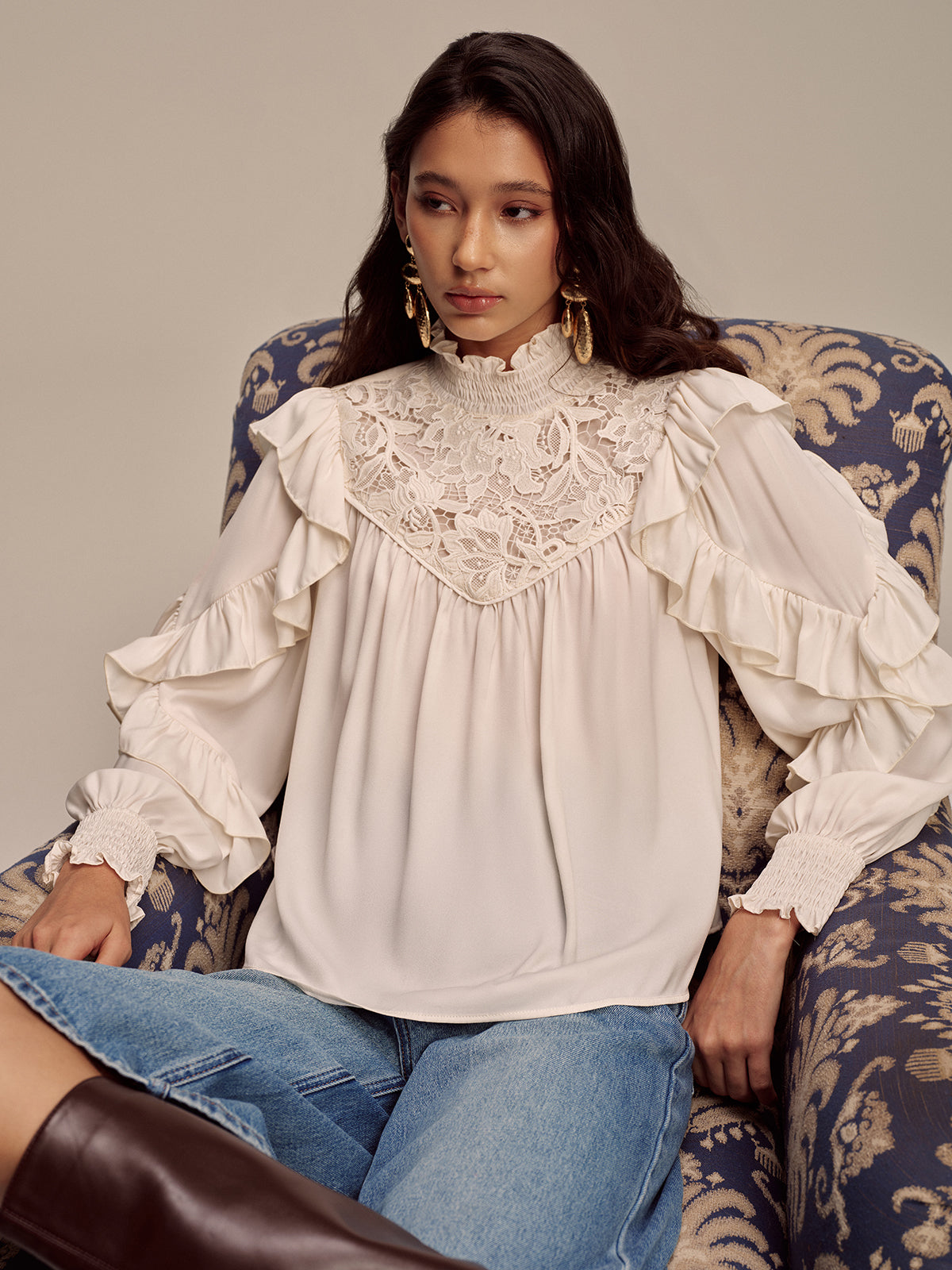 Bestickte Rüschenbluse mit Mock Neck