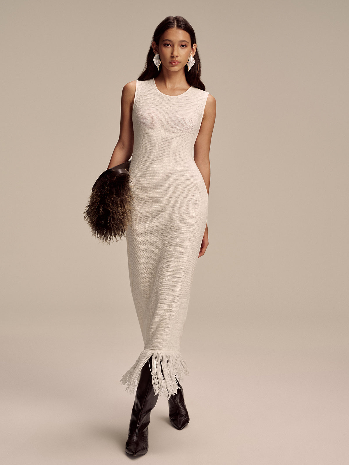 Robe longue en maille sans manches à ourlet frangé