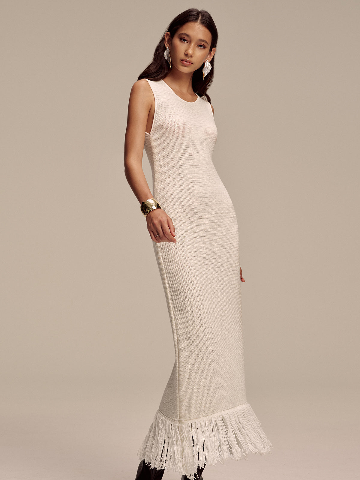 Robe longue en maille sans manches à ourlet frangé