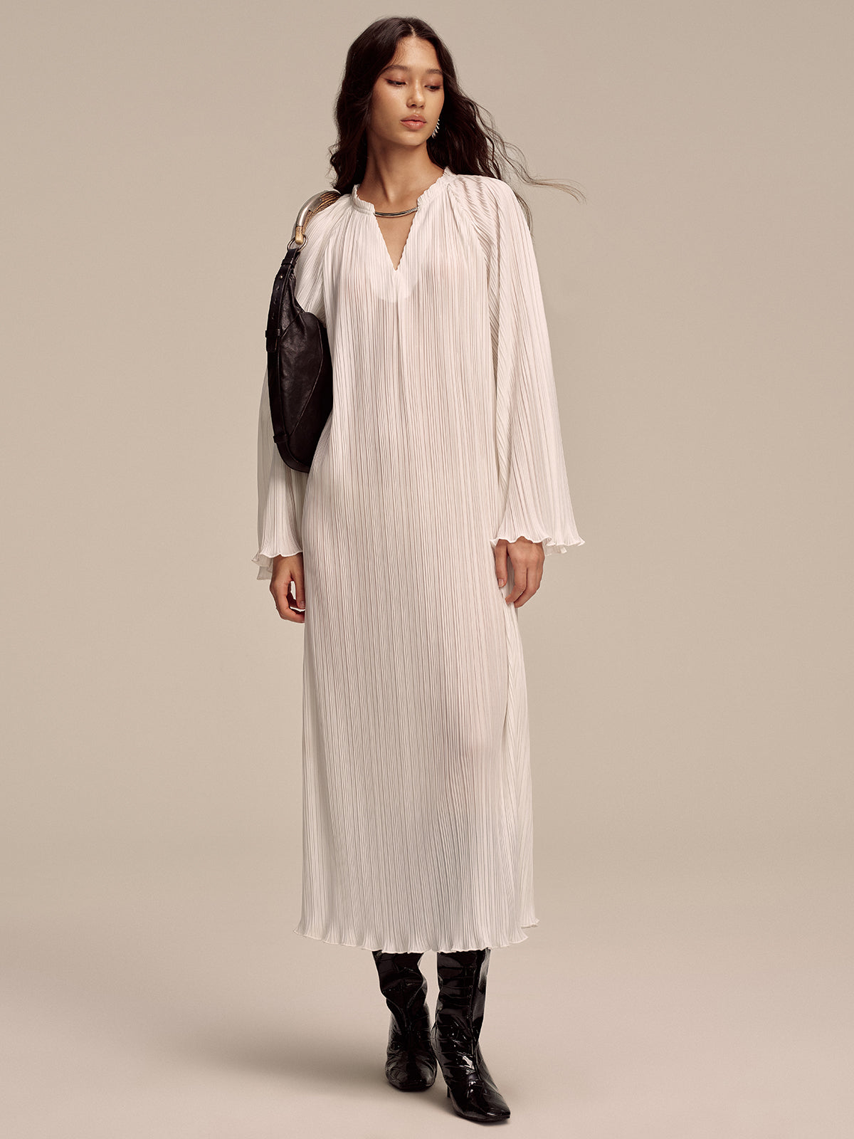 Robe longue plissée à manches longues et col métallique