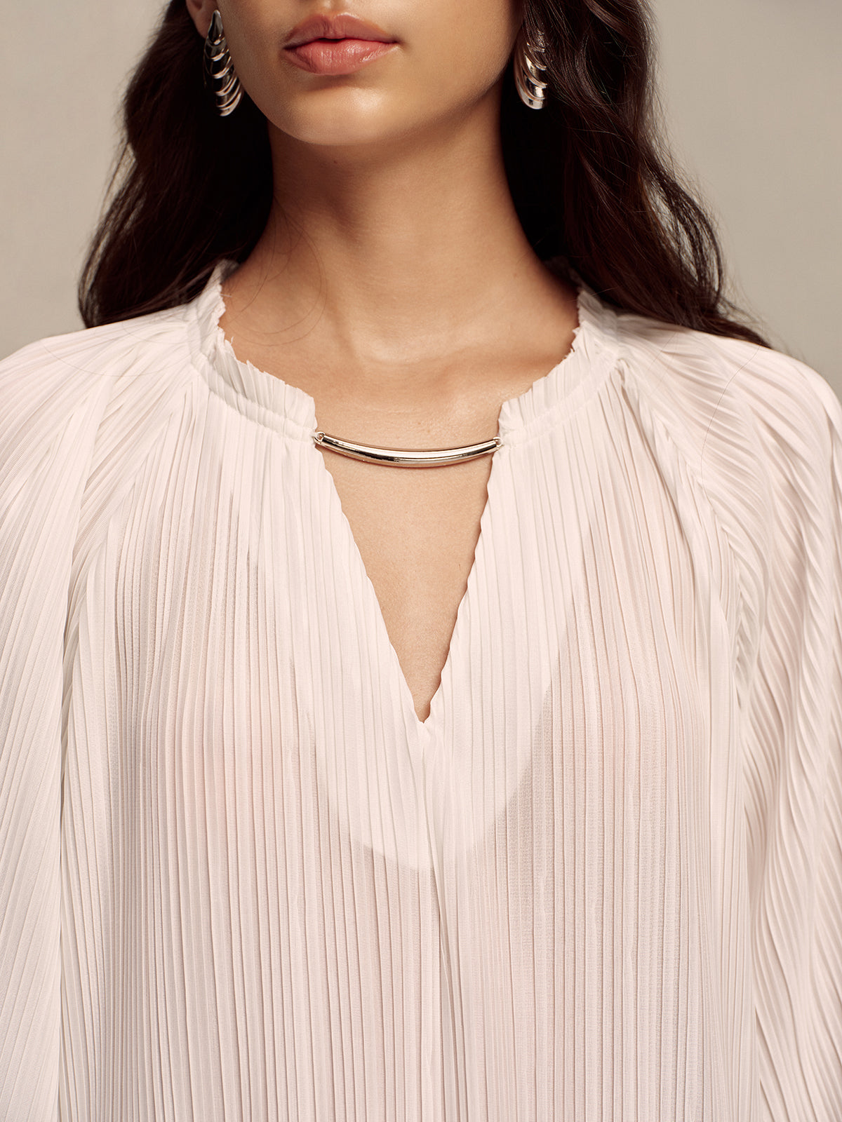 Robe longue plissée à manches longues et col métallique