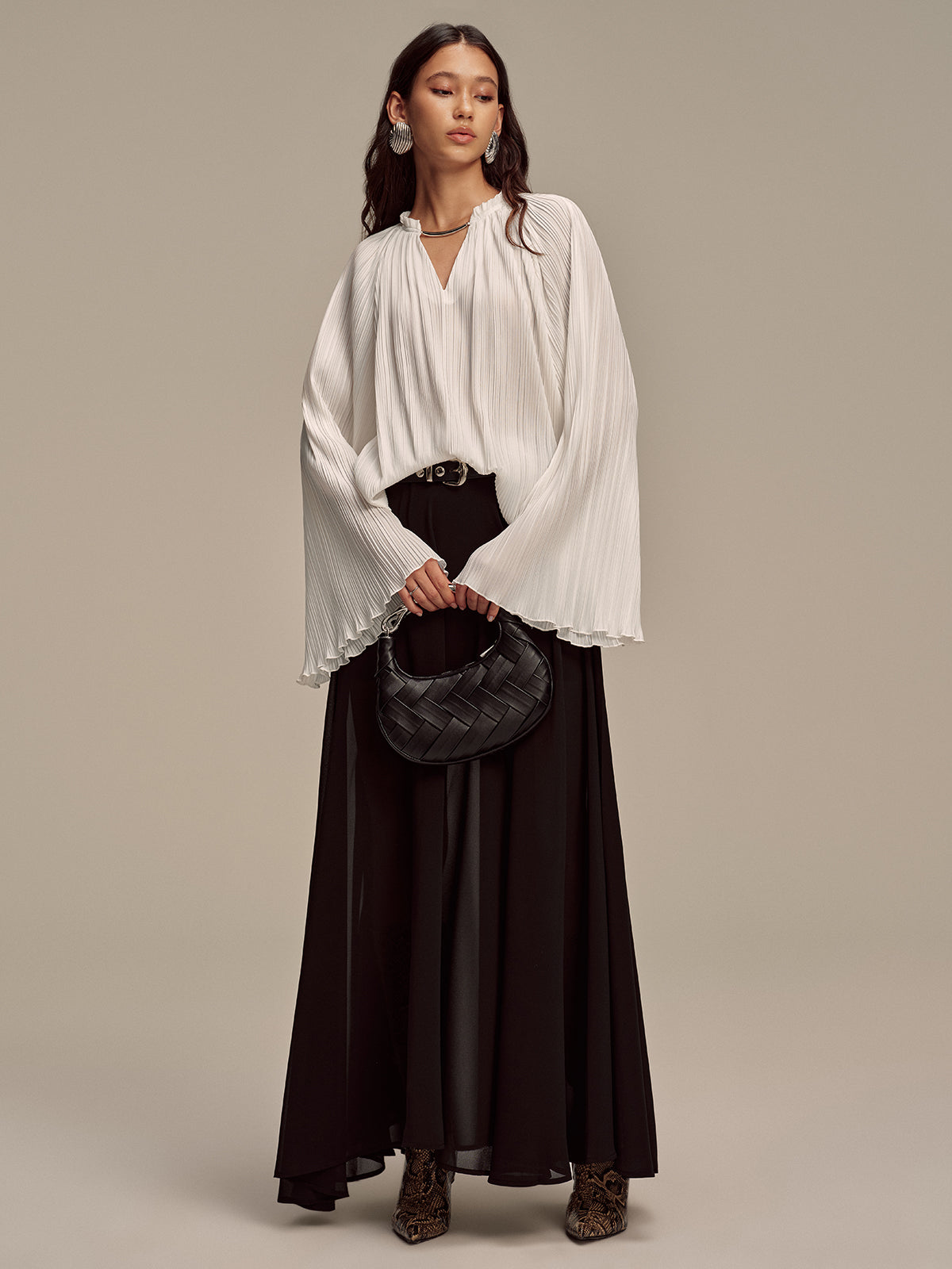 Bluse mit Metallkragen und langen Ärmeln