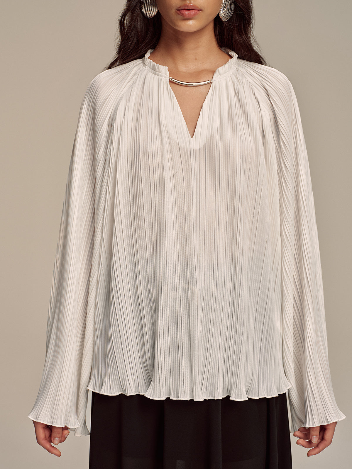 Bluse mit Metallkragen und langen Ärmeln