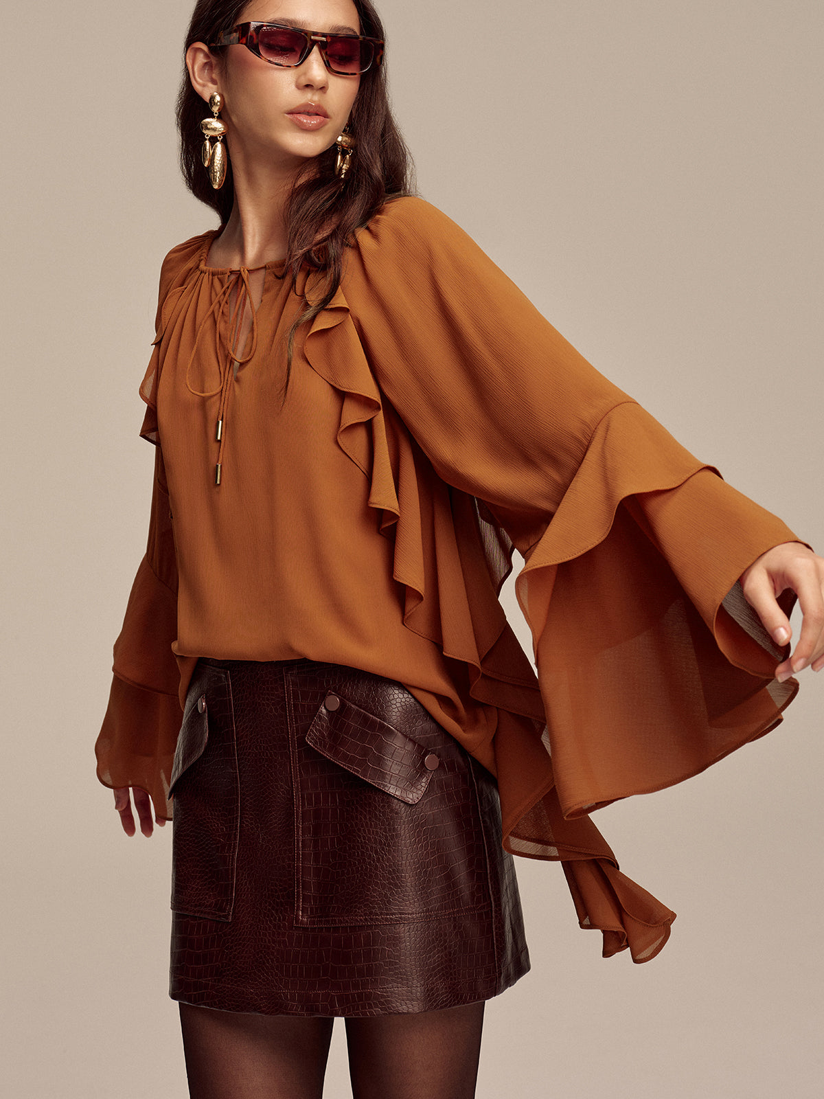 Chiffonbluse mit Rüschenstufenärmeln und Bindekragen