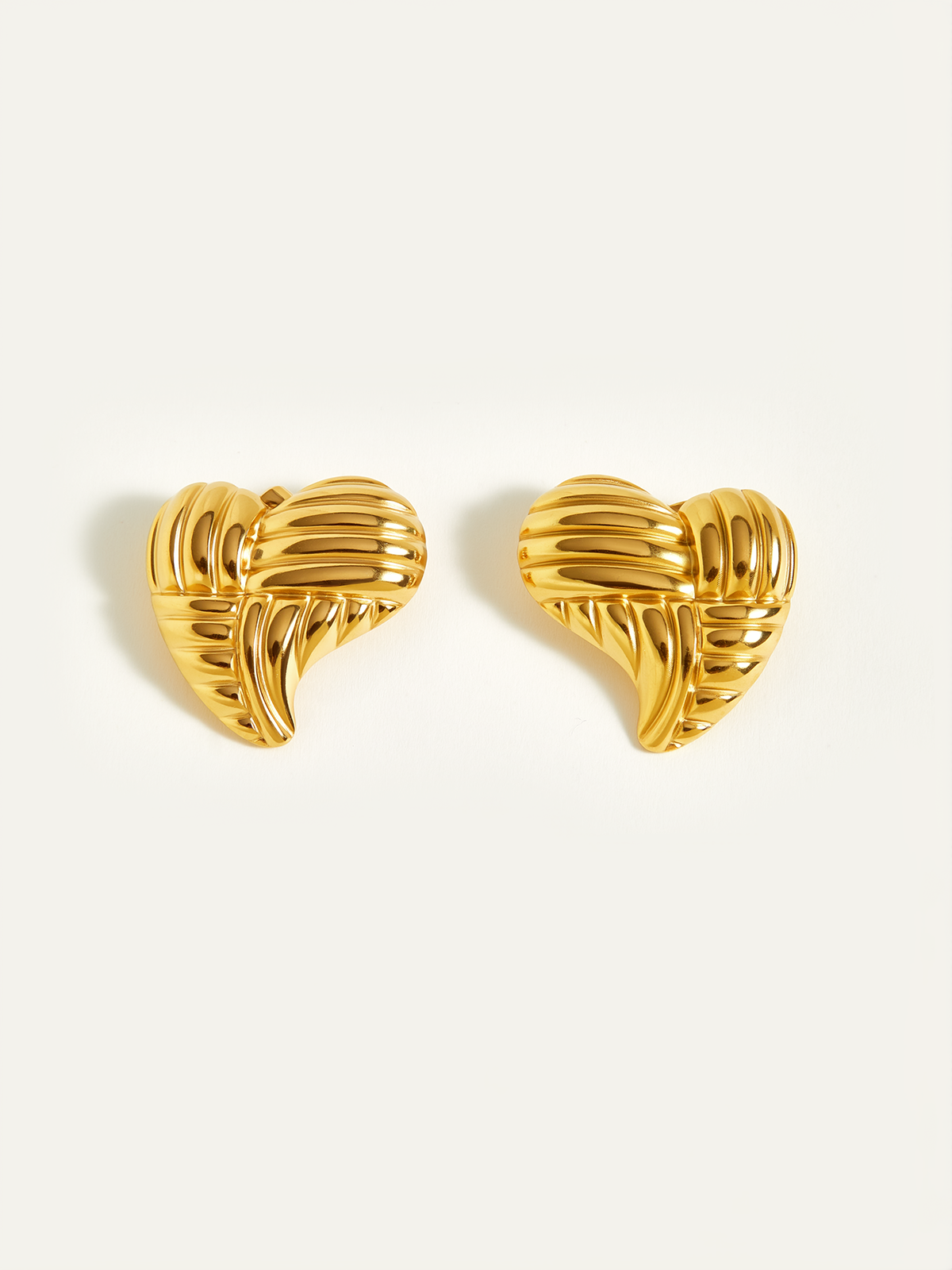 Goldene herzförmige Ohrstecker
