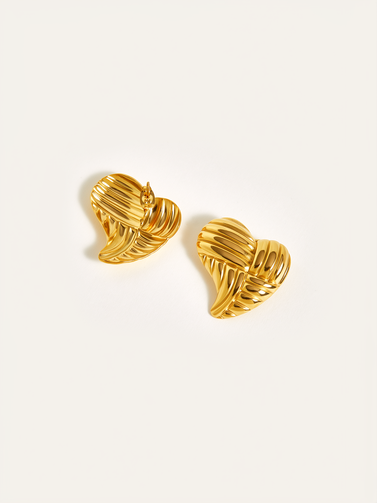 Goldene herzförmige Ohrstecker