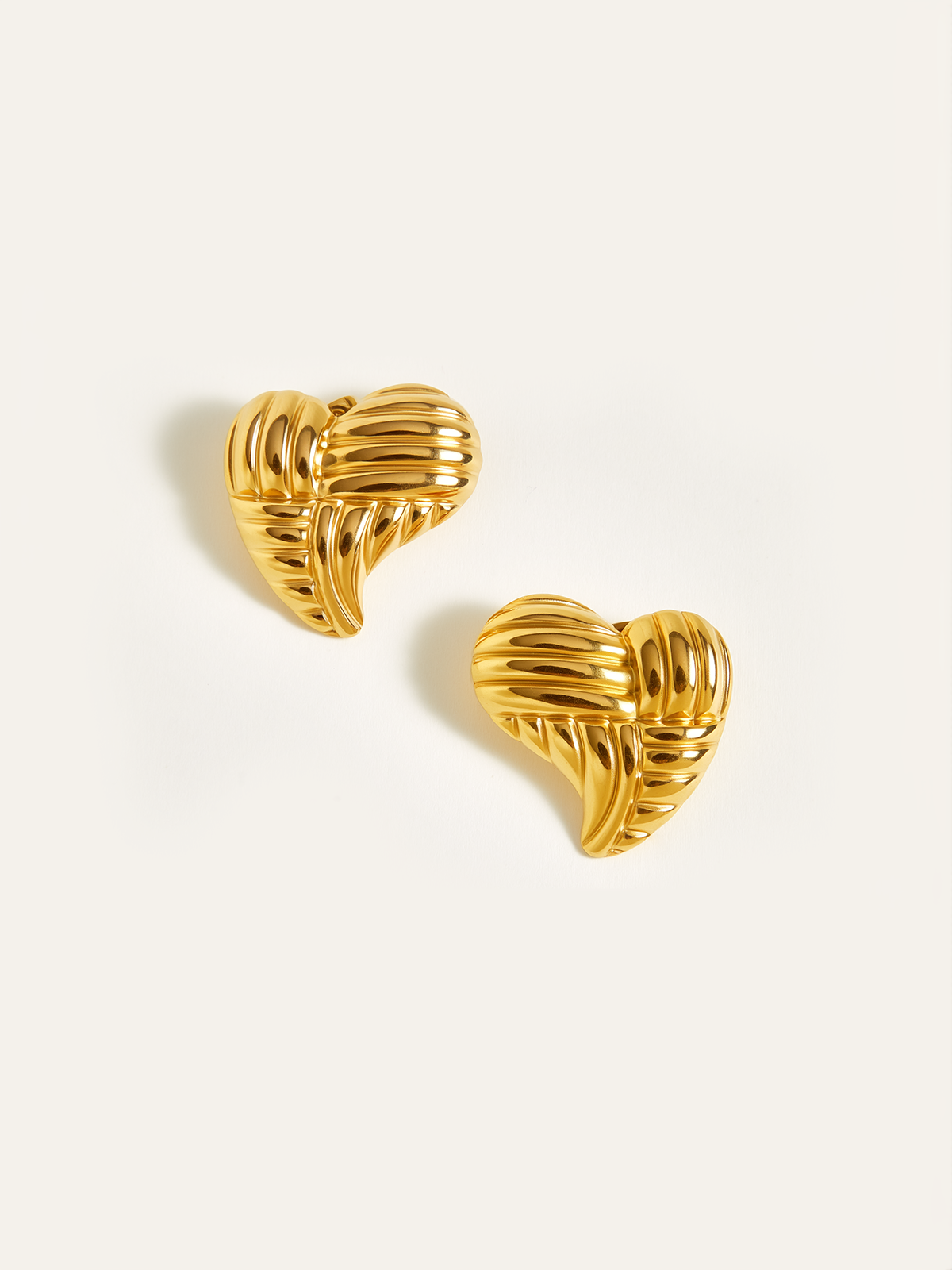 Goldene herzförmige Ohrstecker