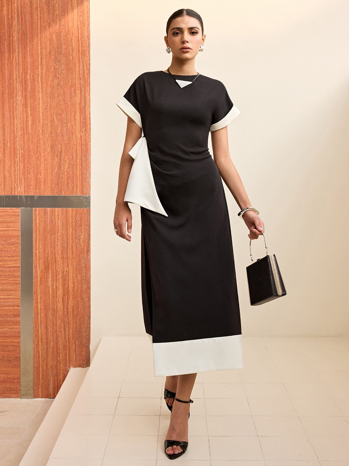 Robe midi fendue à nœud et liseré contrastant