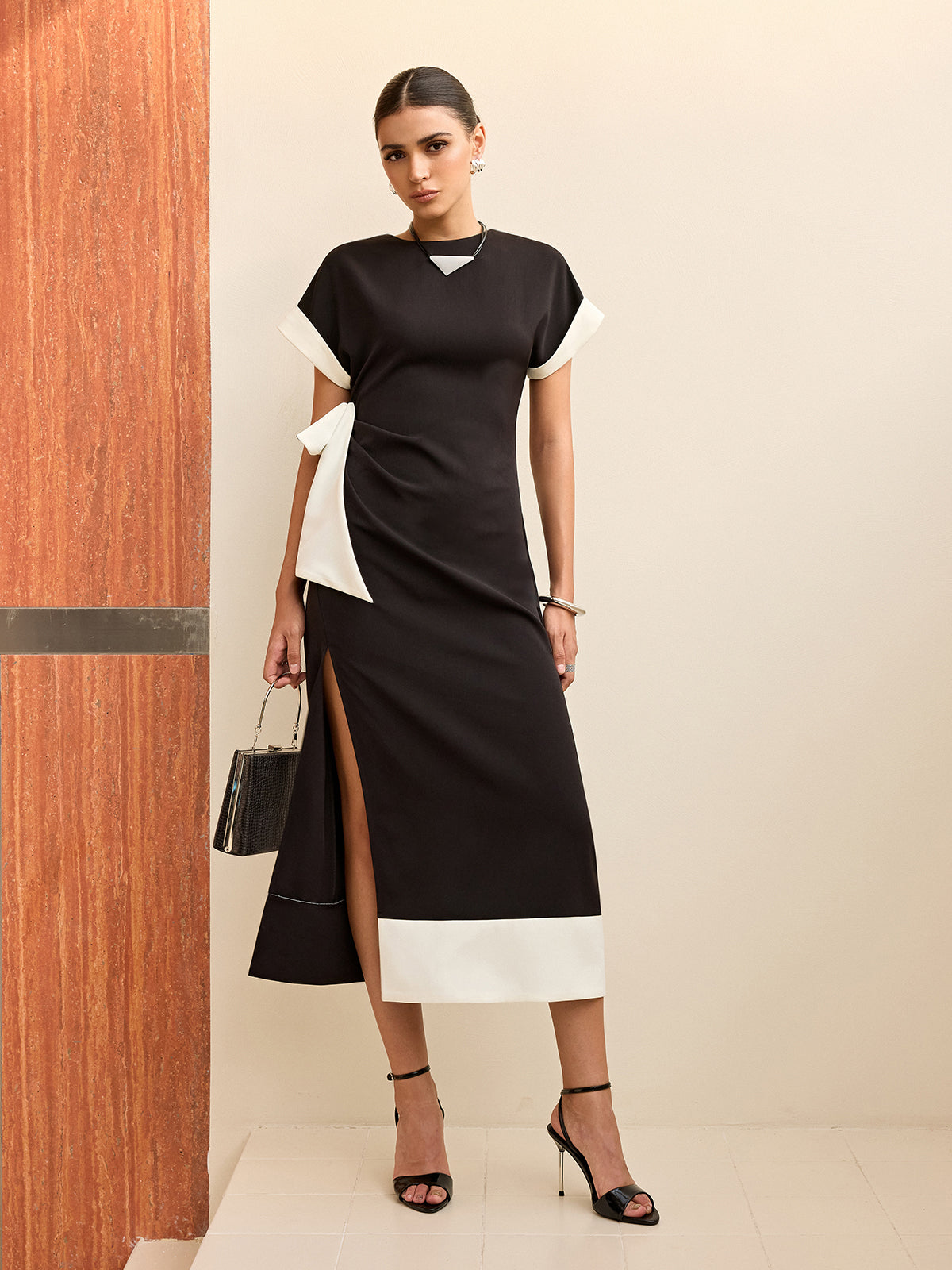 Robe midi fendue à nœud et liseré contrastant