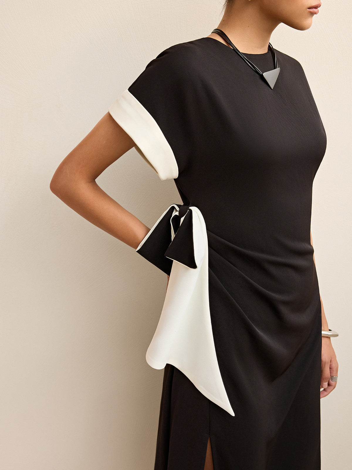 Robe midi fendue à nœud et liseré contrastant