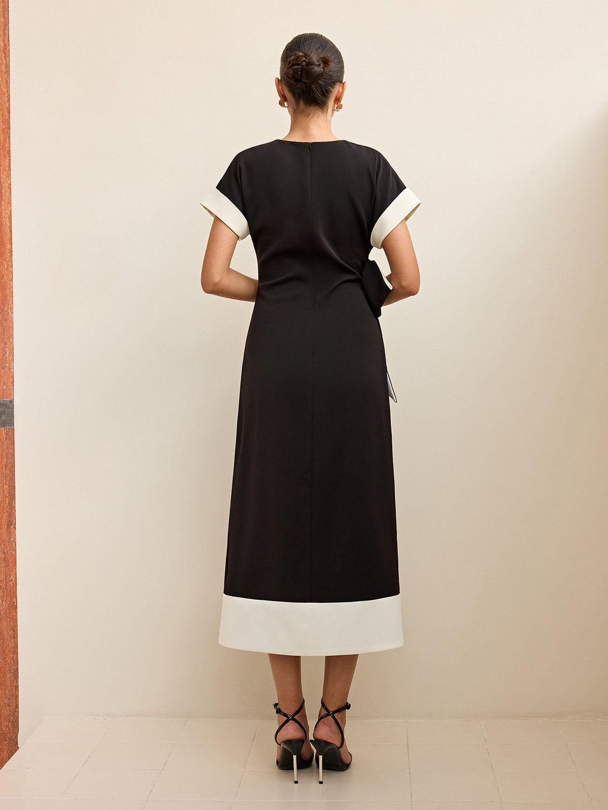 Robe midi fendue à nœud et liseré contrastant