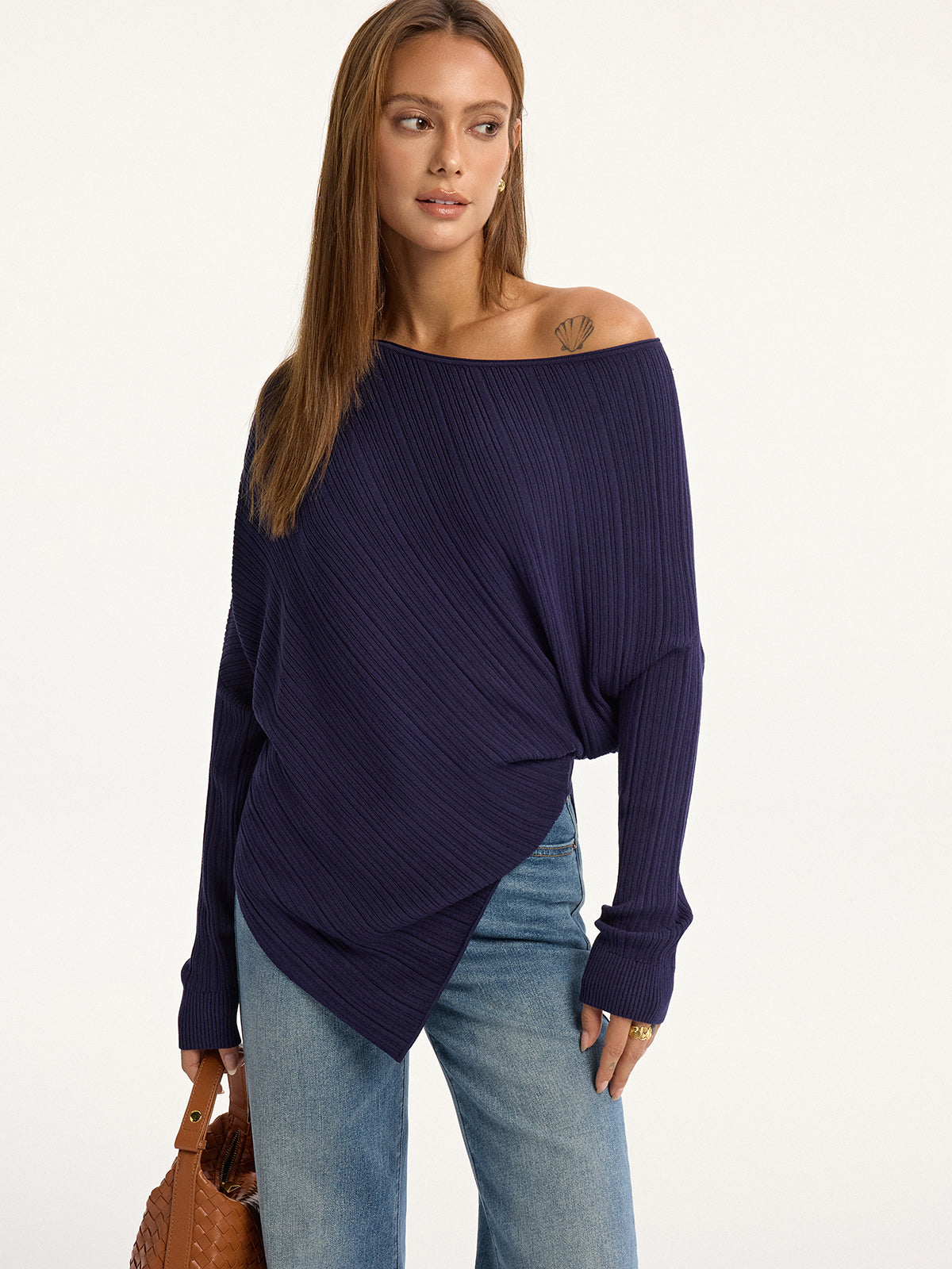 Chandail asymétrique texturé à épaules dénudées