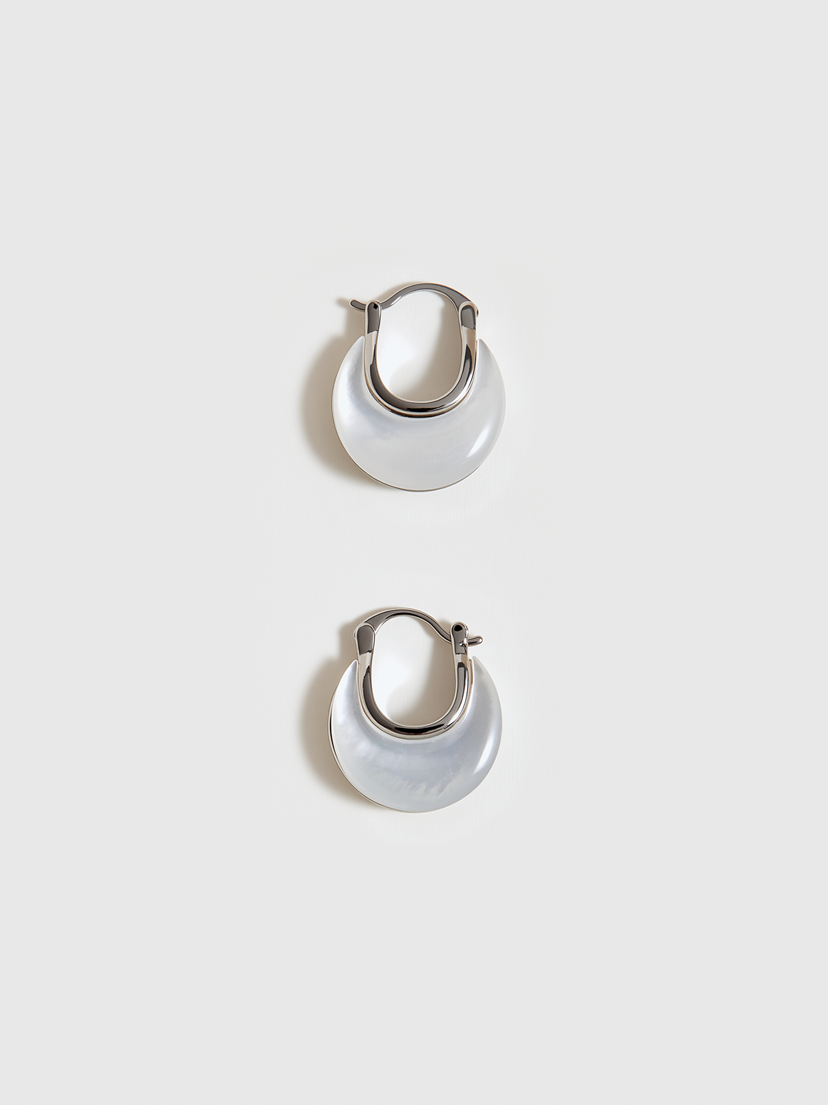Boucles d'oreilles créoles en nacre