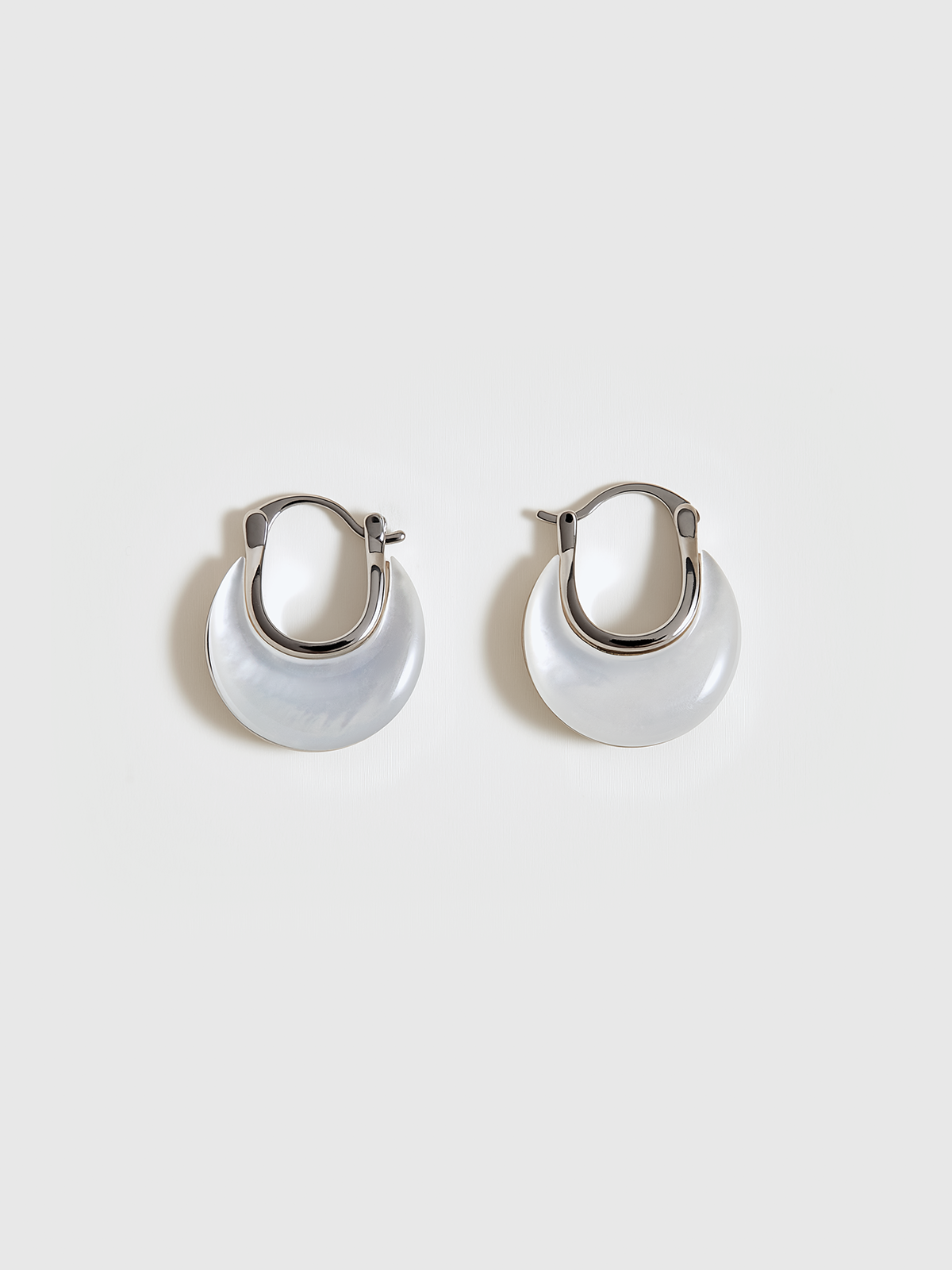 Boucles d'oreilles créoles en nacre