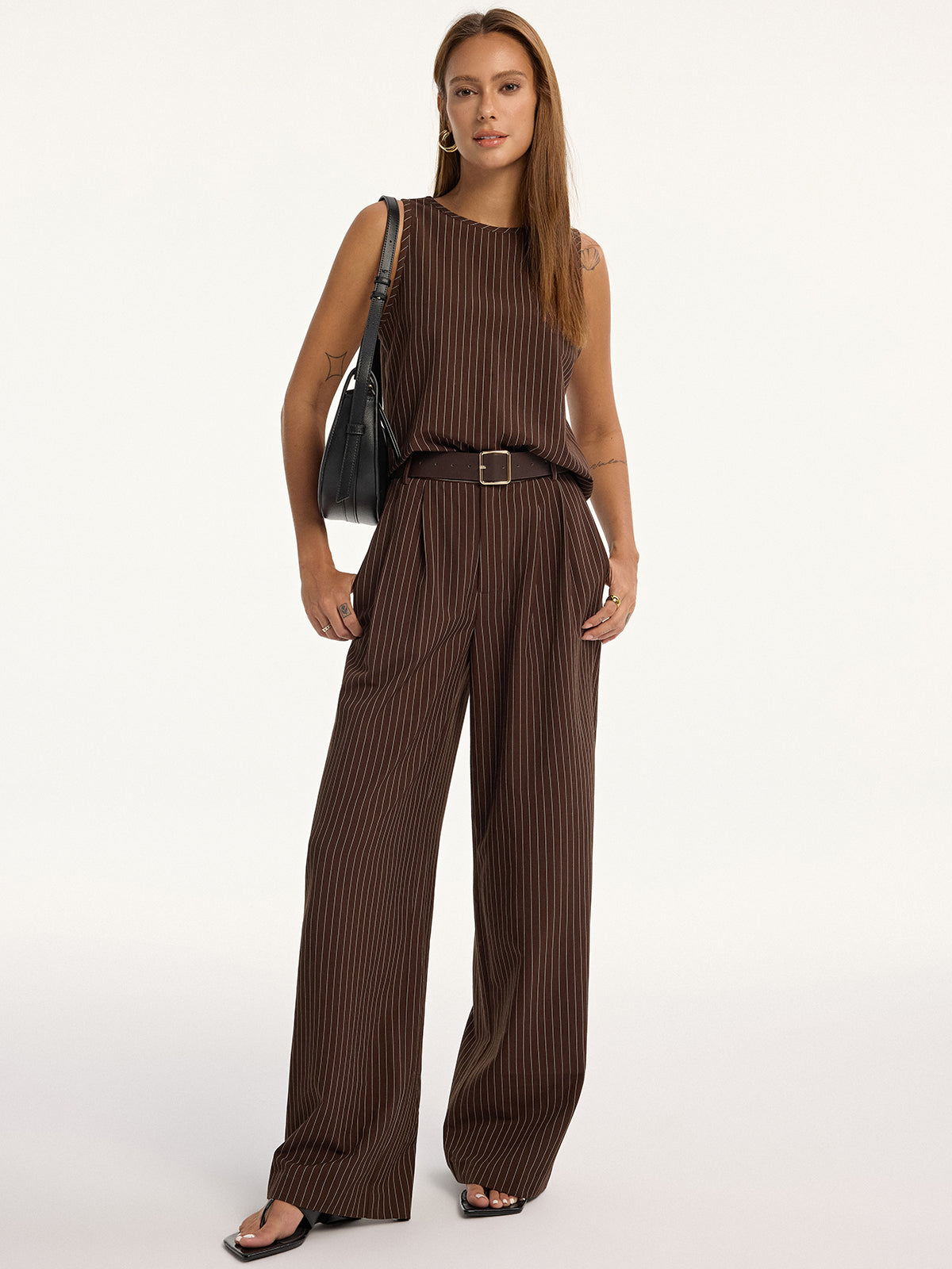 Nadelstreifen-Set aus ärmellosem Oberteil und Hose mit Gürtel