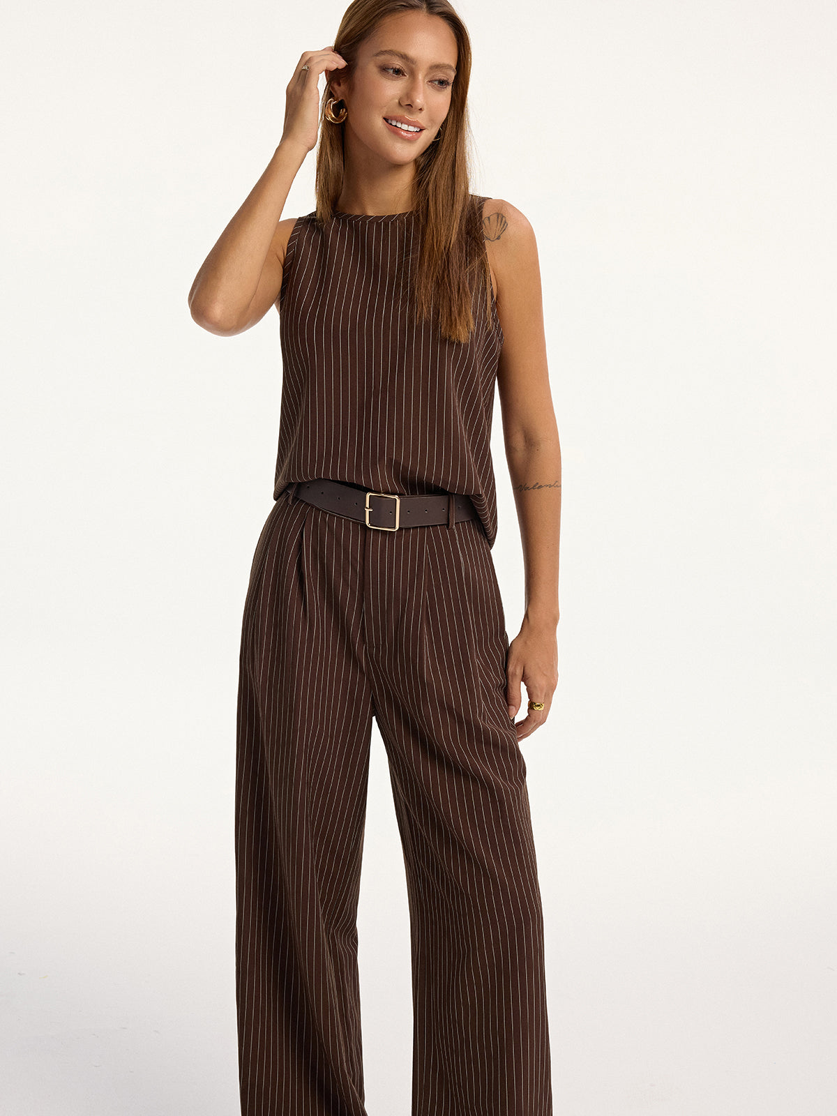 Nadelstreifen-Set aus ärmellosem Oberteil und Hose mit Gürtel