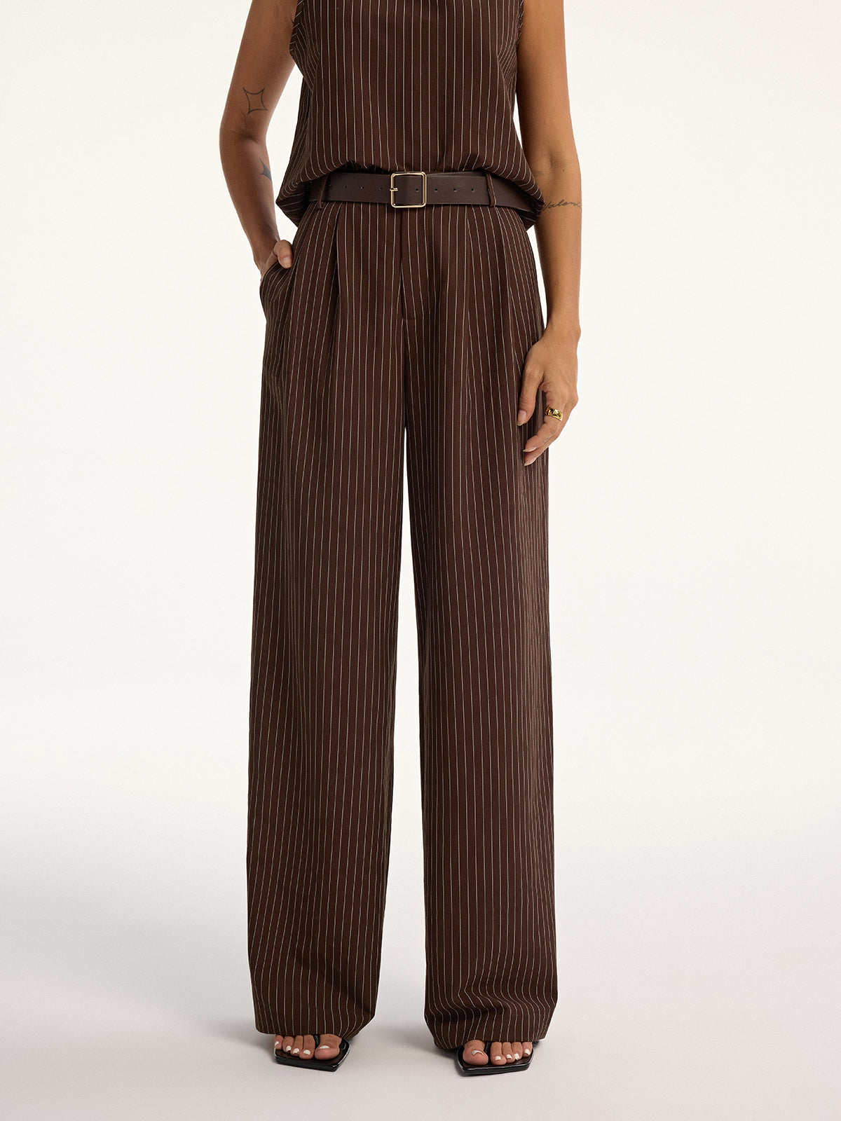 Nadelstreifen-Set aus ärmellosem Oberteil und Hose mit Gürtel