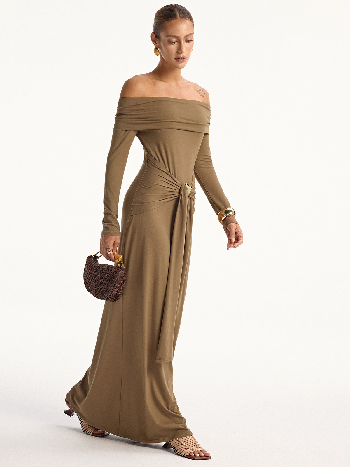 Robe longue à manches longues et épaules dénudées
