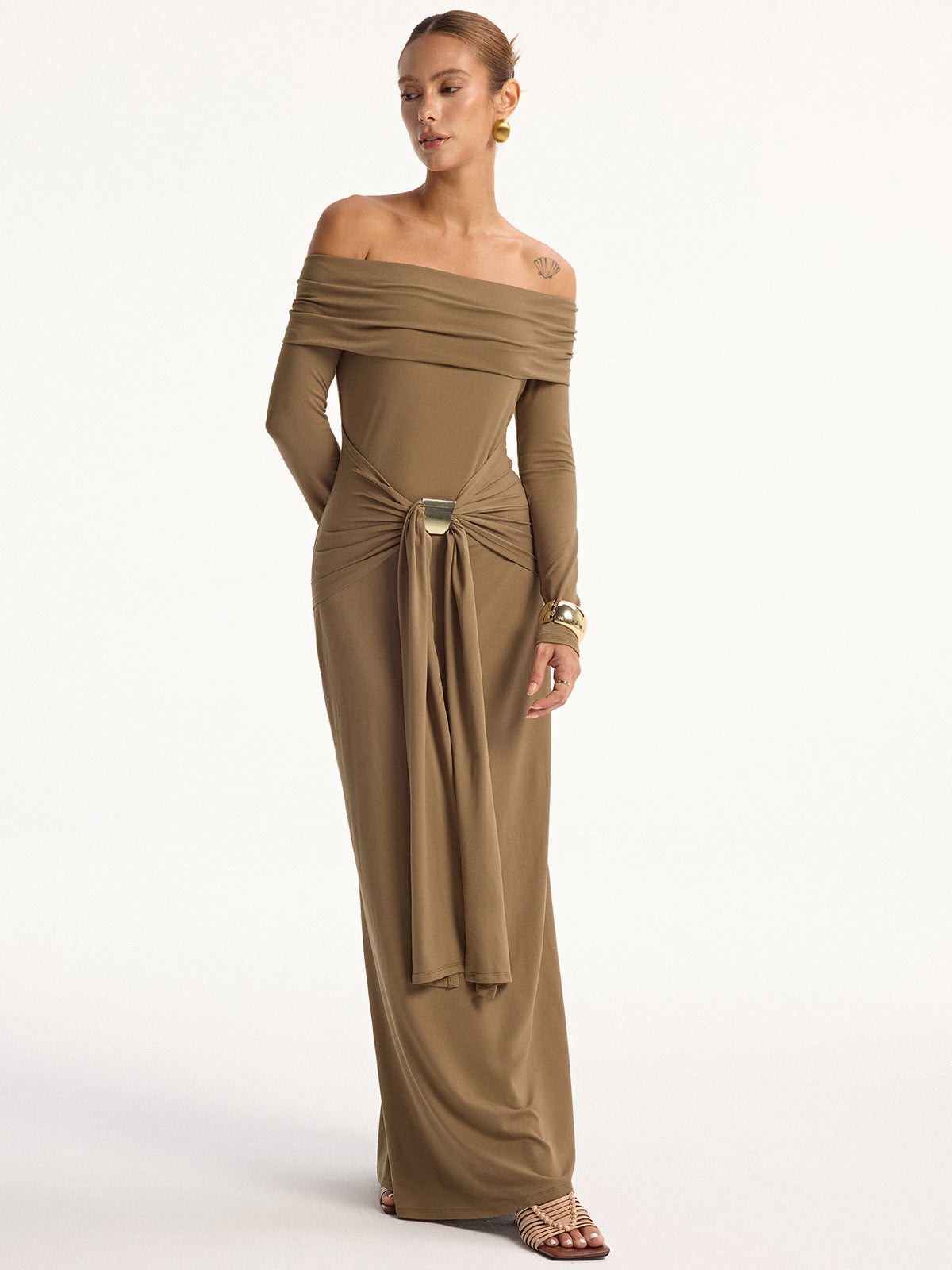 Robe longue à manches longues et épaules dénudées