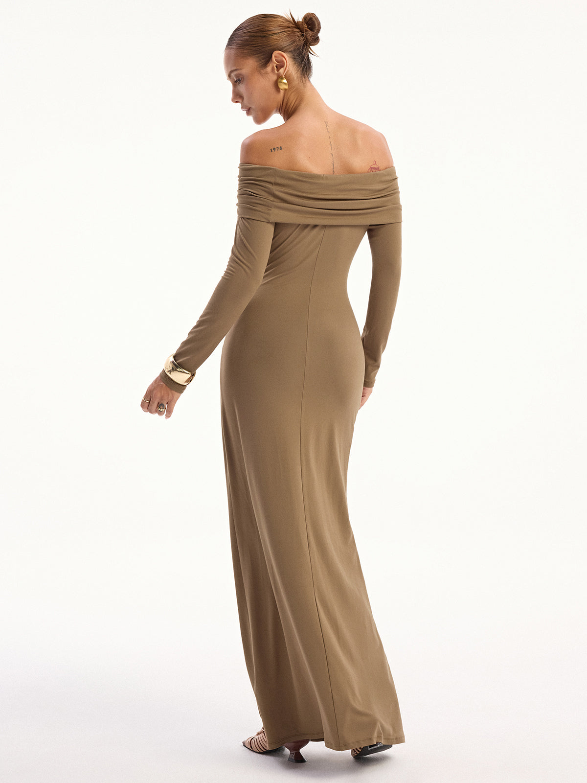 Robe longue à manches longues et épaules dénudées