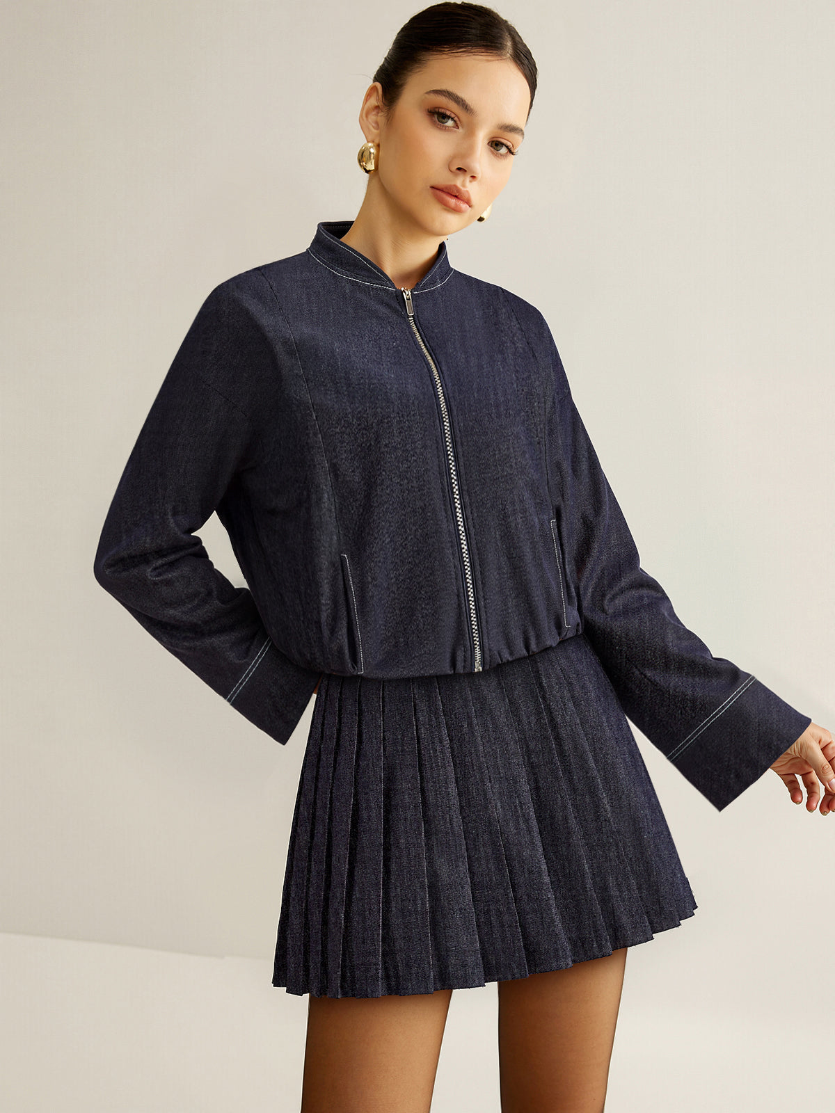 Set aus Jacke mit Reißverschluss und plissiertem Minirock