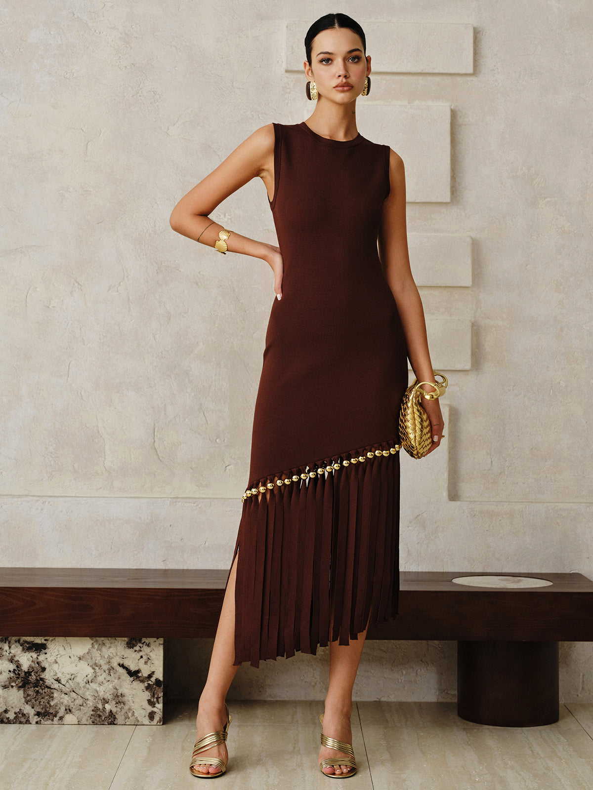 Robe longue asymétrique à franges et perles métalliques