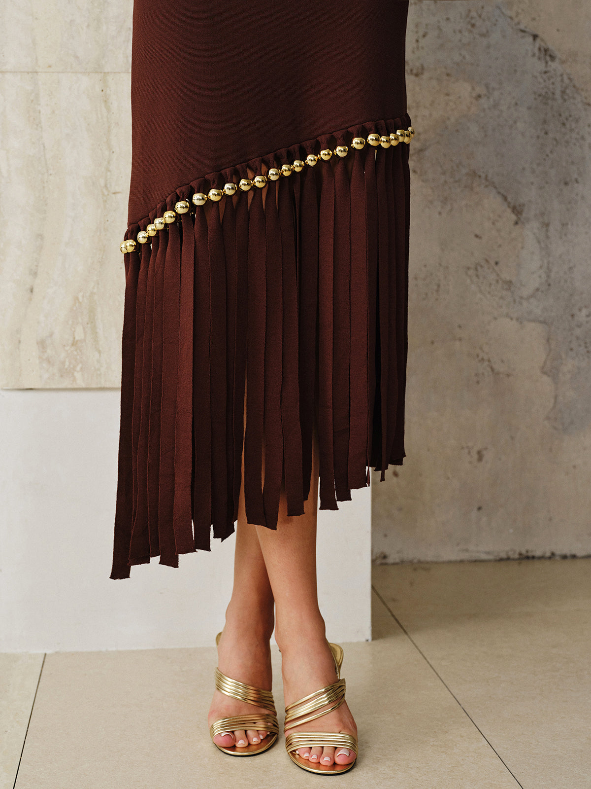 Robe longue asymétrique à franges et perles métalliques
