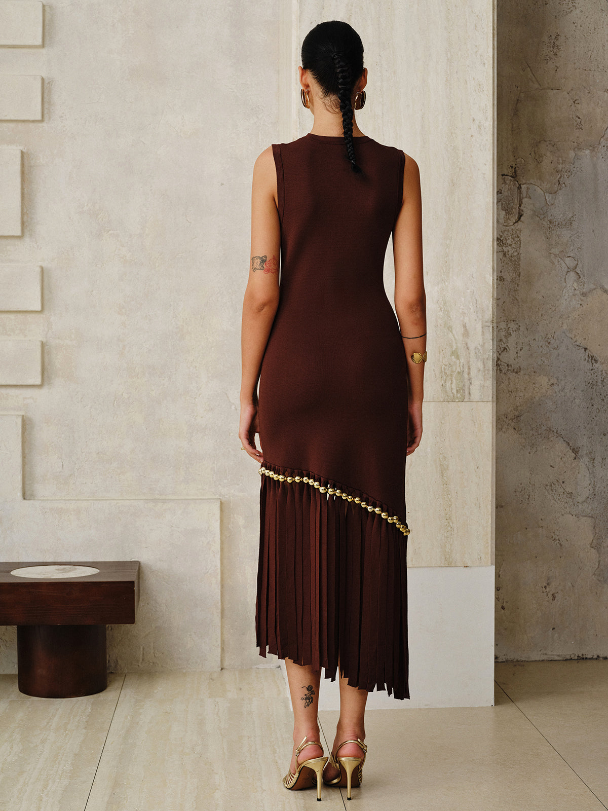 Asymmetrisches Maxikleid mit Fransen und Metallperlen