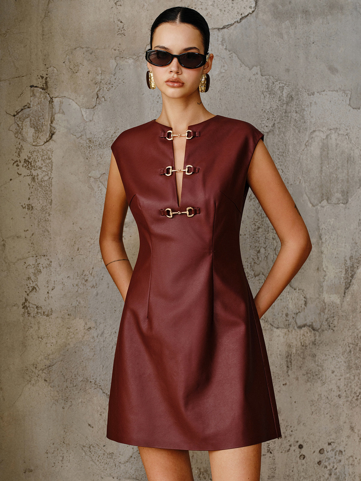 Ärmelloses Mini-Kleid aus PU-Leder mit Metallschnalle