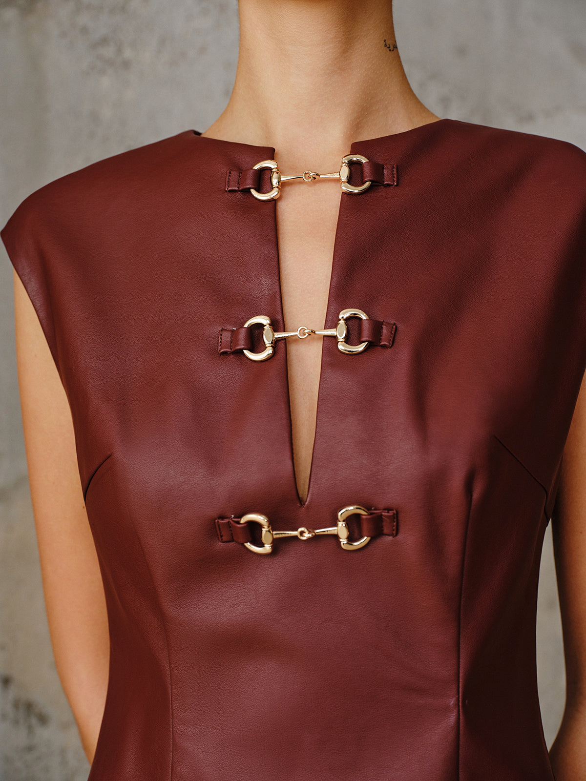 Ärmelloses Mini-Kleid aus PU-Leder mit Metallschnalle