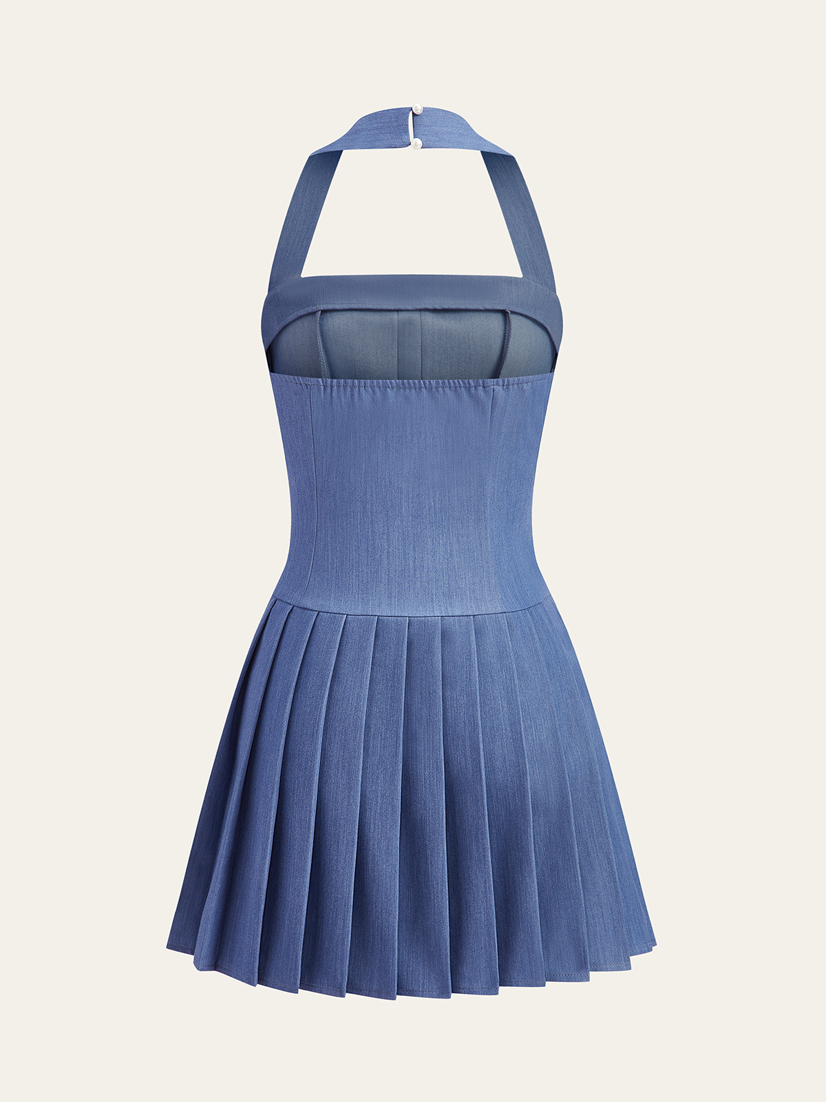 Robe plissée à col montant et bouton métallique