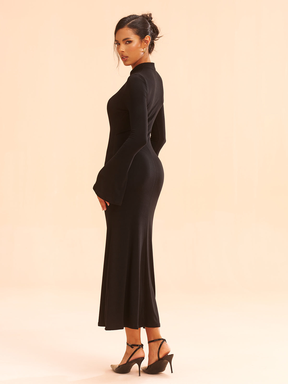 Robe longue à col montant avec nœud métallique
