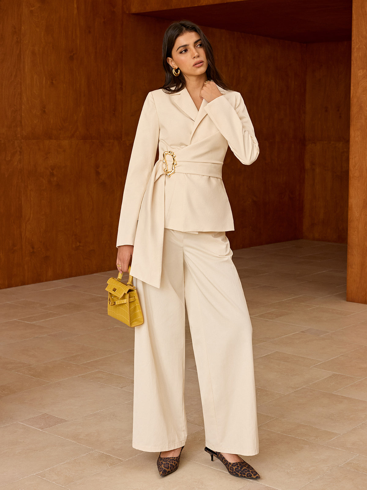 Asymmetrischer Blazer mit Gürtel
