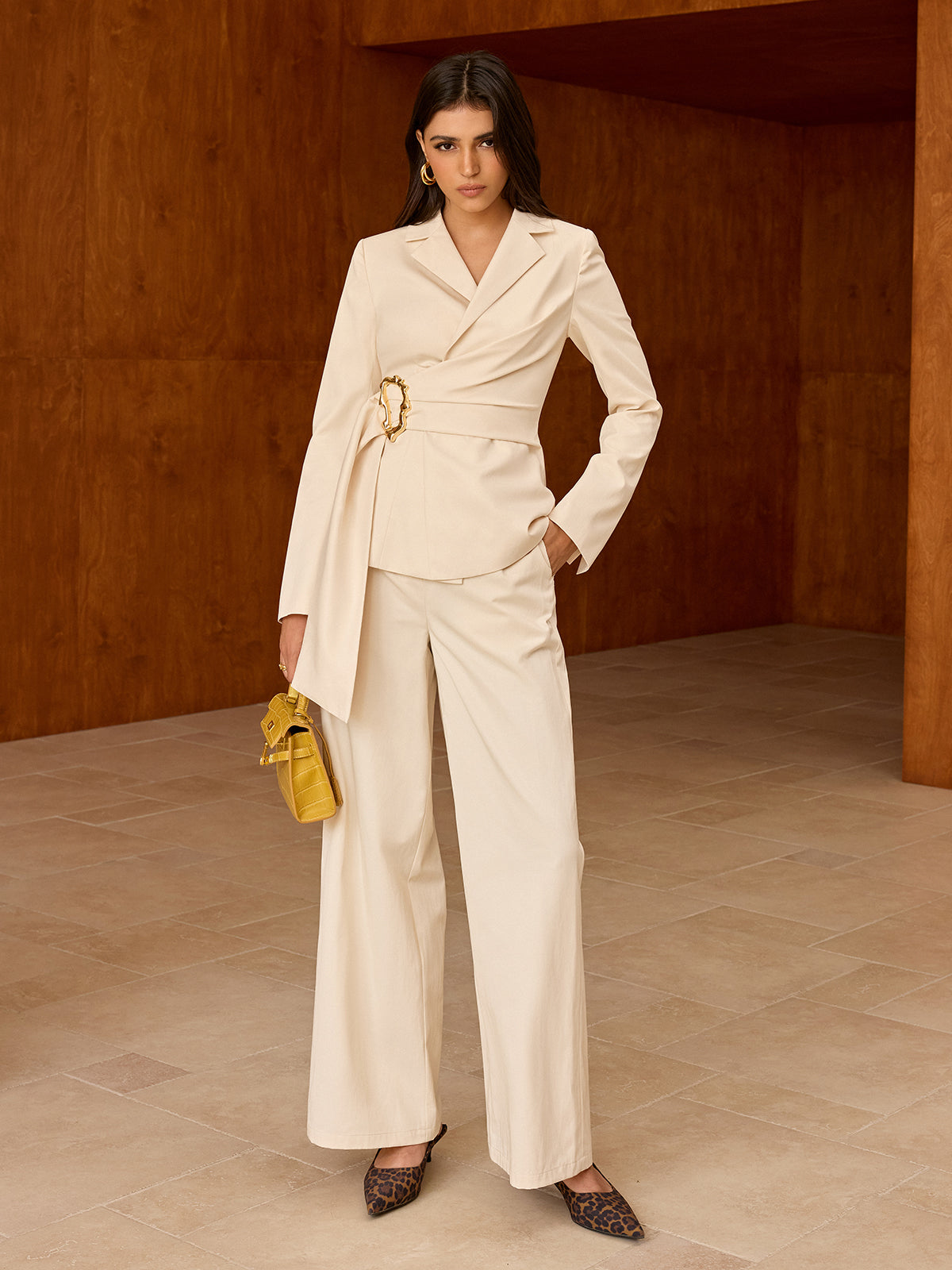Asymmetrischer Blazer mit Gürtel
