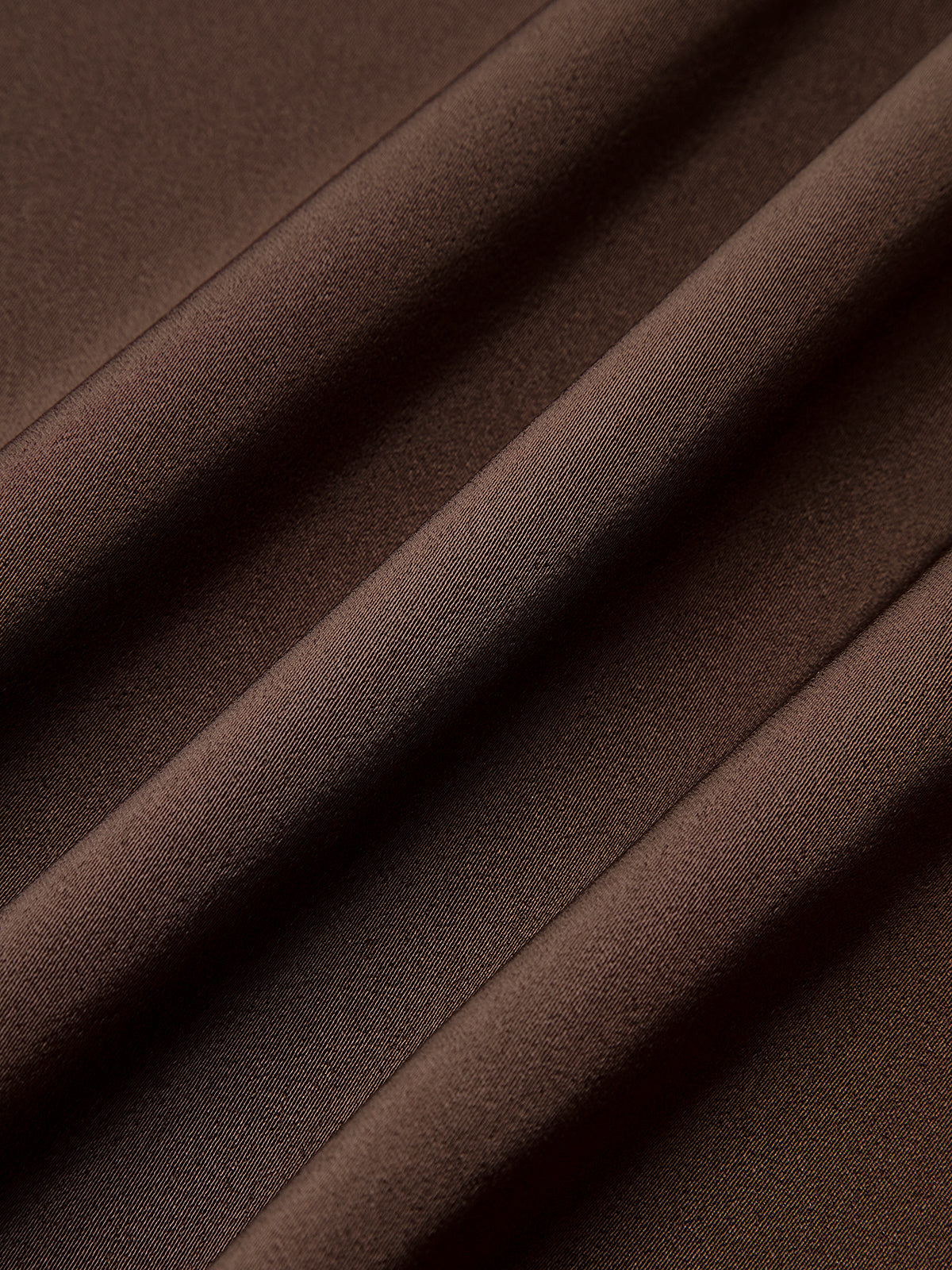 Robe midi satinée à col bénitier avec ceinture