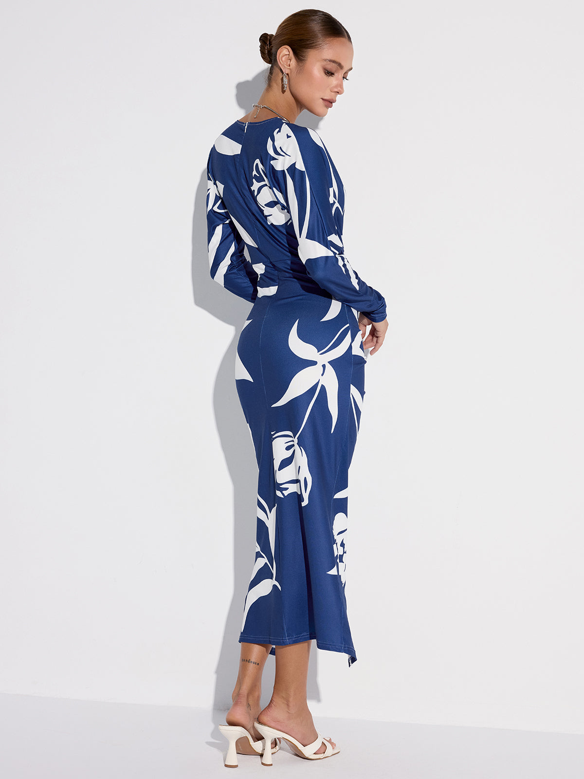 Robe midi imprimée à décolleté plongeant et fente