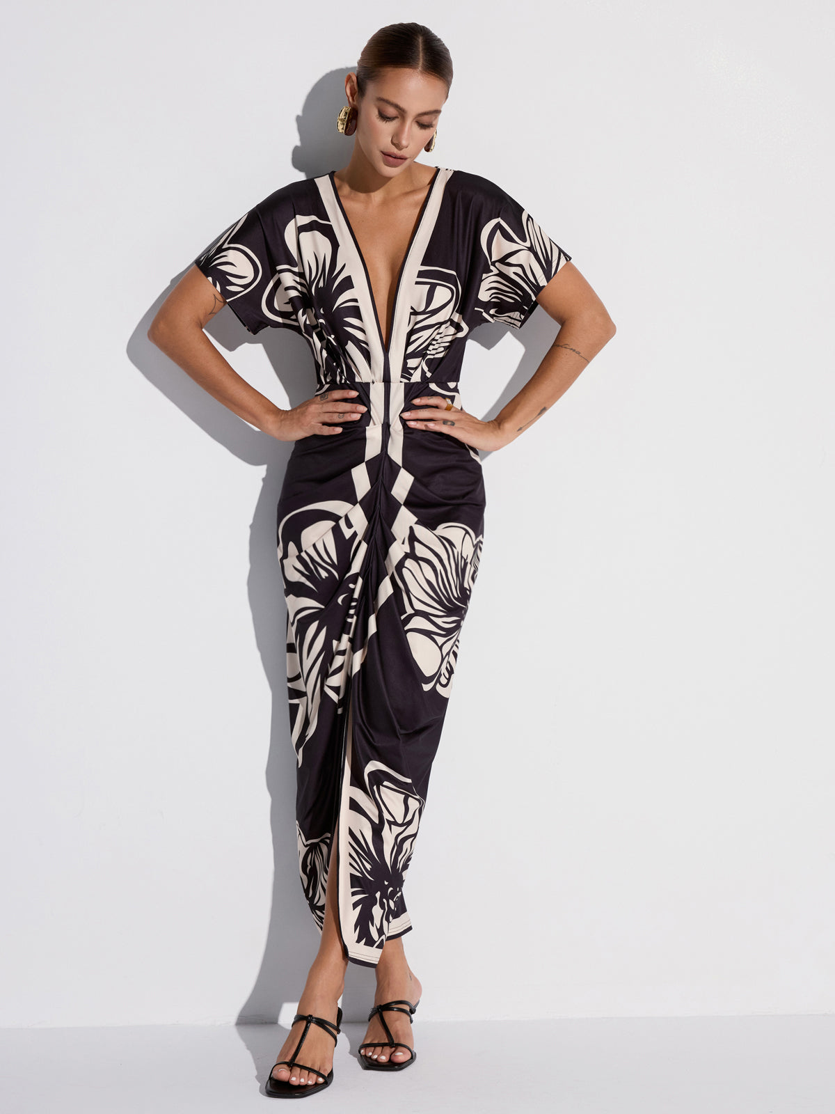 Midikleid mit Blumenmuster, Raffungen und tiefem V-Ausschnitt